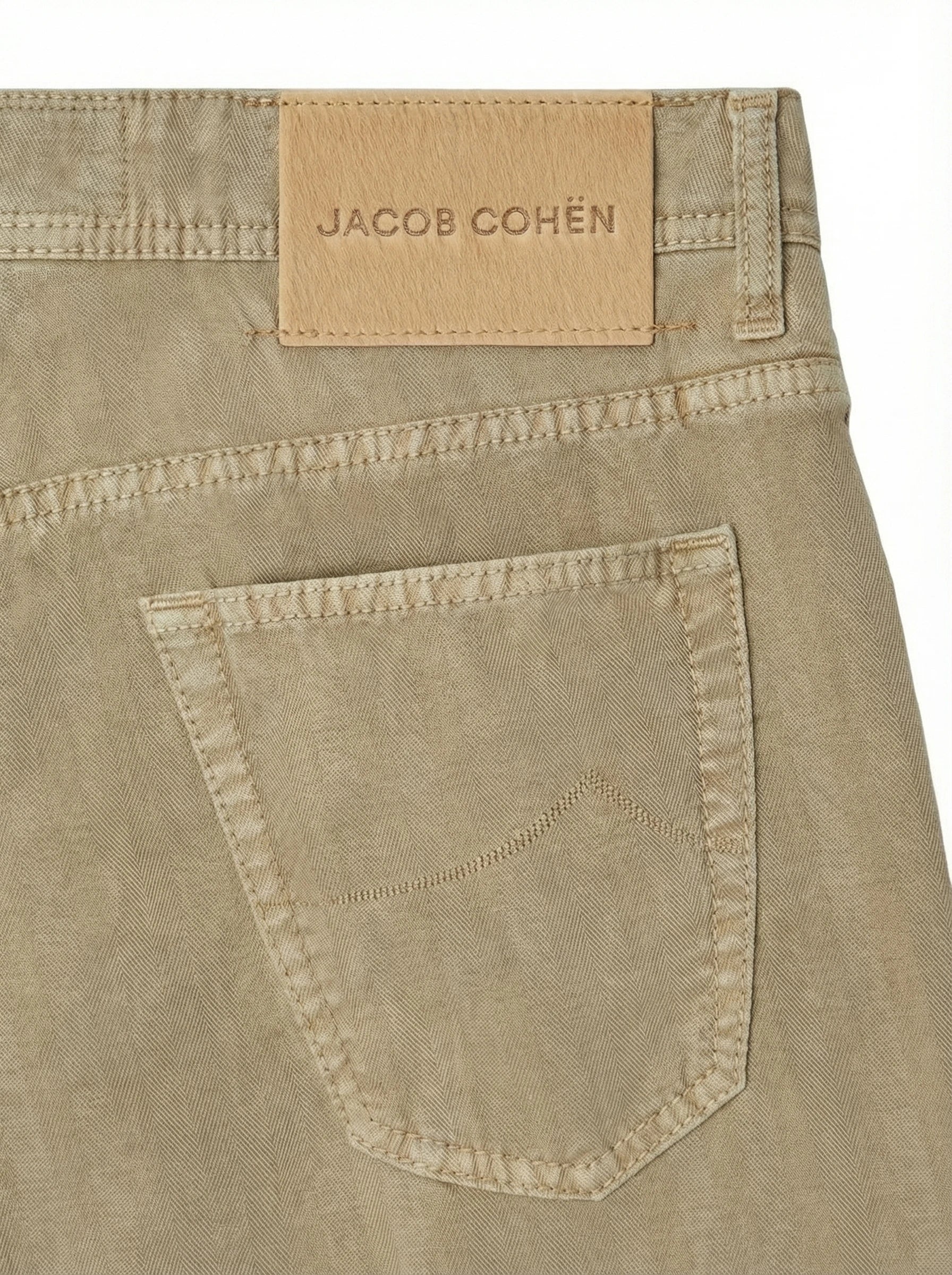 Close-up della salpa in cavallino del pantalone Scott cropped carrot beige Jacob Cohen