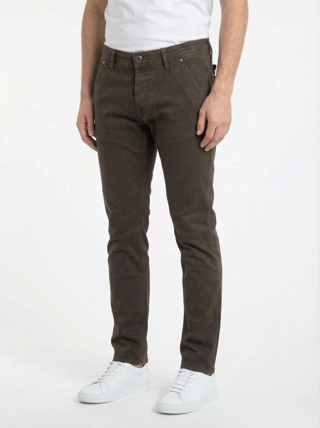 Model wearing pants chino slim fit dark brown Jacob Cohen in fabric operato stretch
