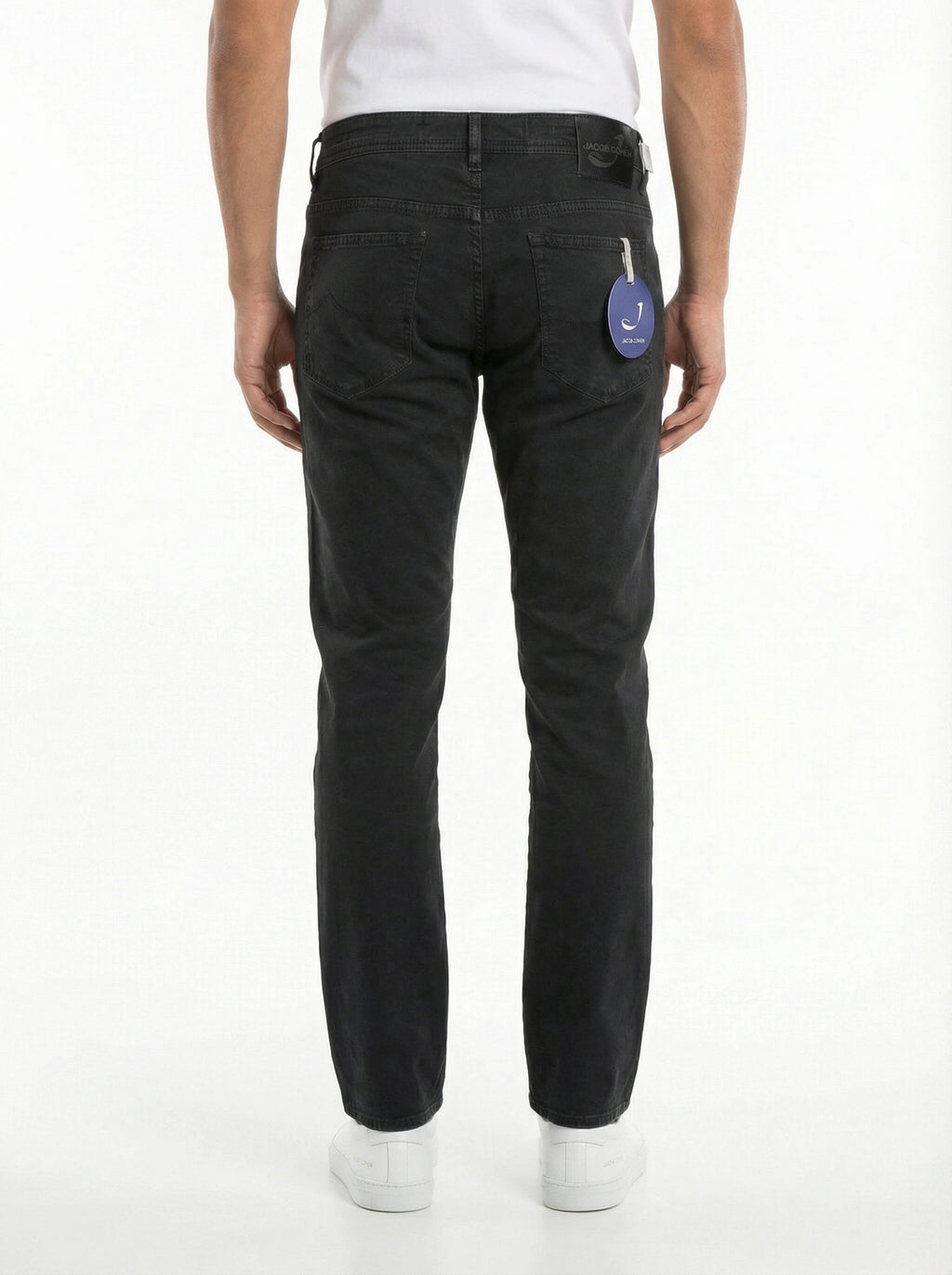Modello a 45 gradi con pantalone chino slim fit antracite Jacob Cohen in tessuto operato stretch