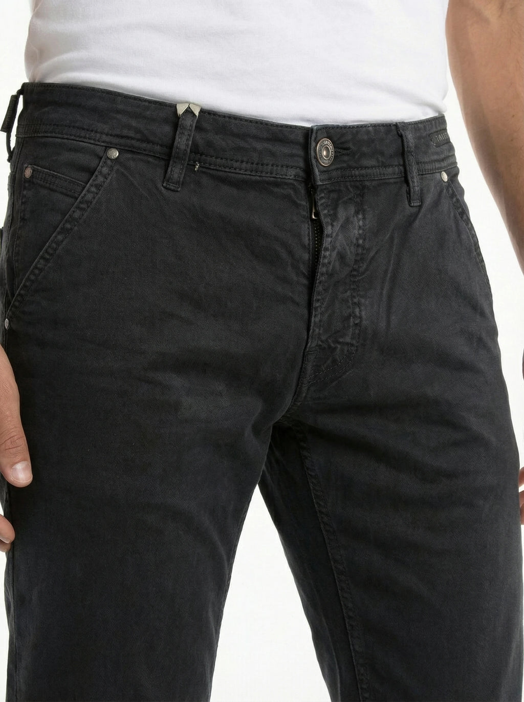 Pantalone chino slim fit antracite Jacob Cohen visto da dietro da solo