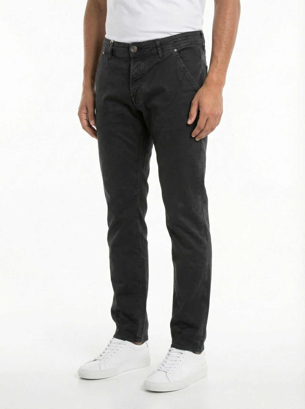Modello indossa pantalone chino slim fit antracite Jacob Cohen in tessuto operato stretch
