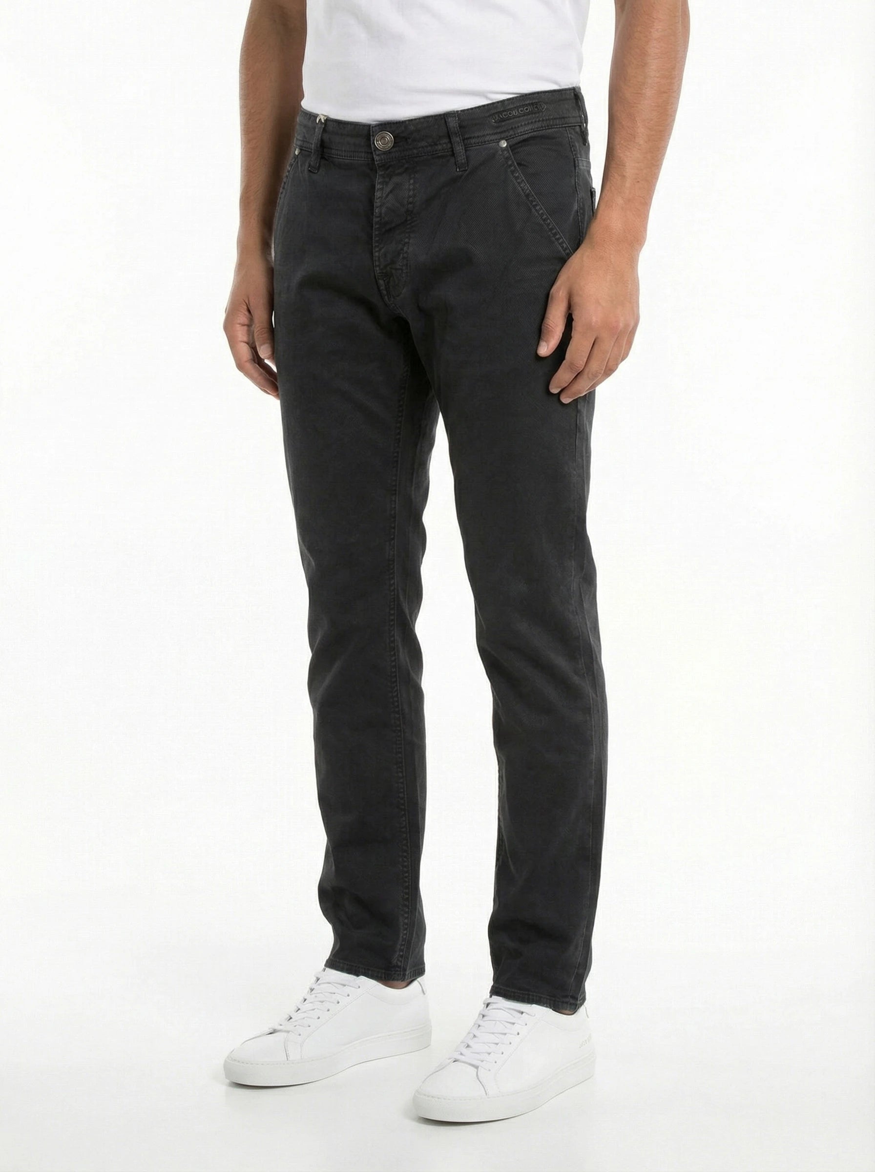 Modello indossa pantalone chino slim fit antracite Jacob Cohen in tessuto operato stretch
