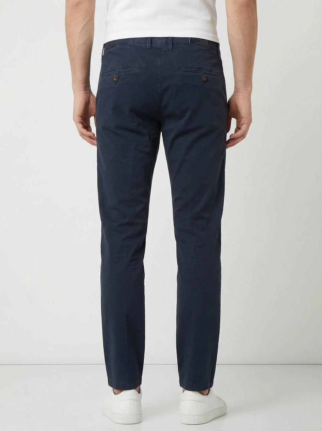 Modello a 45 gradi con pantalone chino sigaretta blu navy Jacob Cohen in popelin stretch