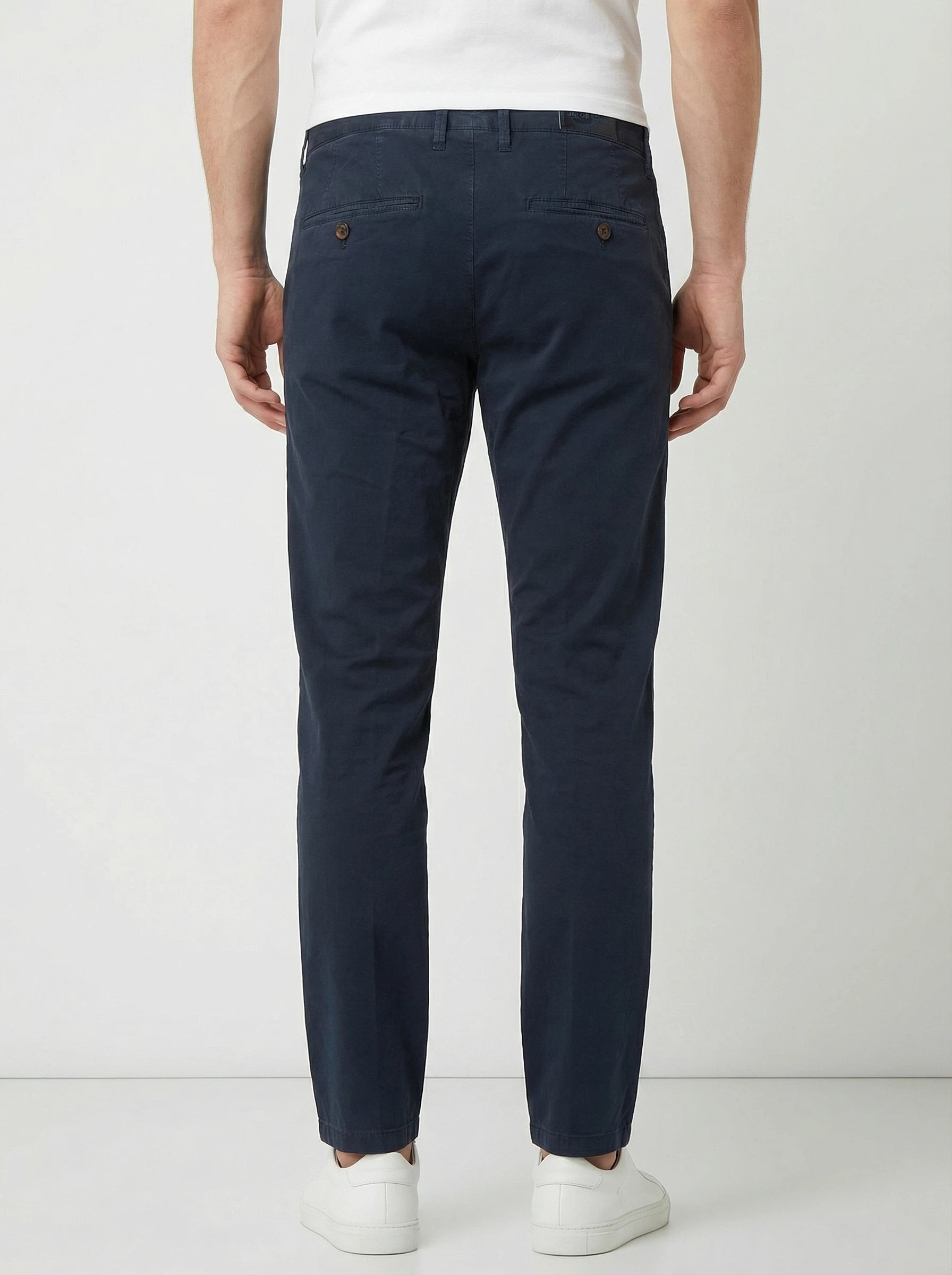 Modello a 45 gradi con pantalone chino sigaretta blu navy Jacob Cohen in popelin stretch