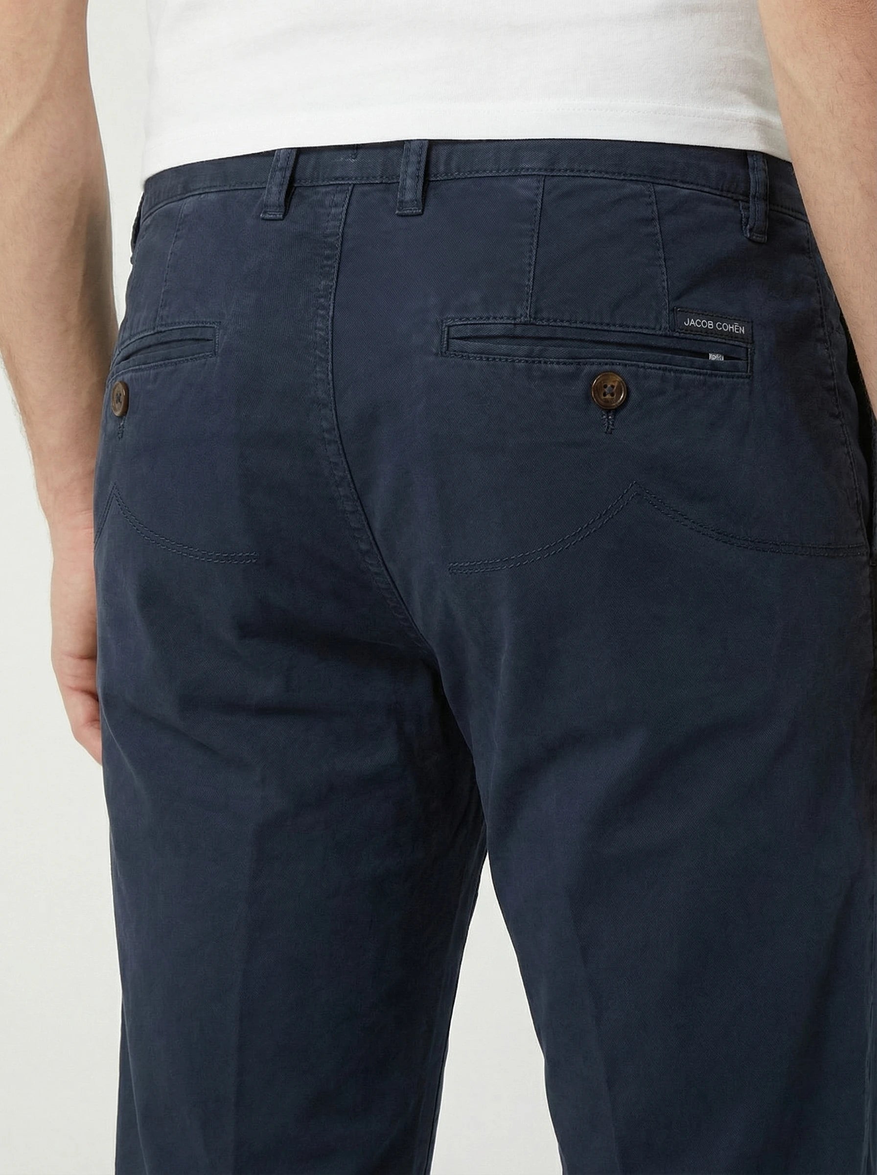 Pantalone chino sigaretta blu navy Jacob Cohen visto frontalmente da solo