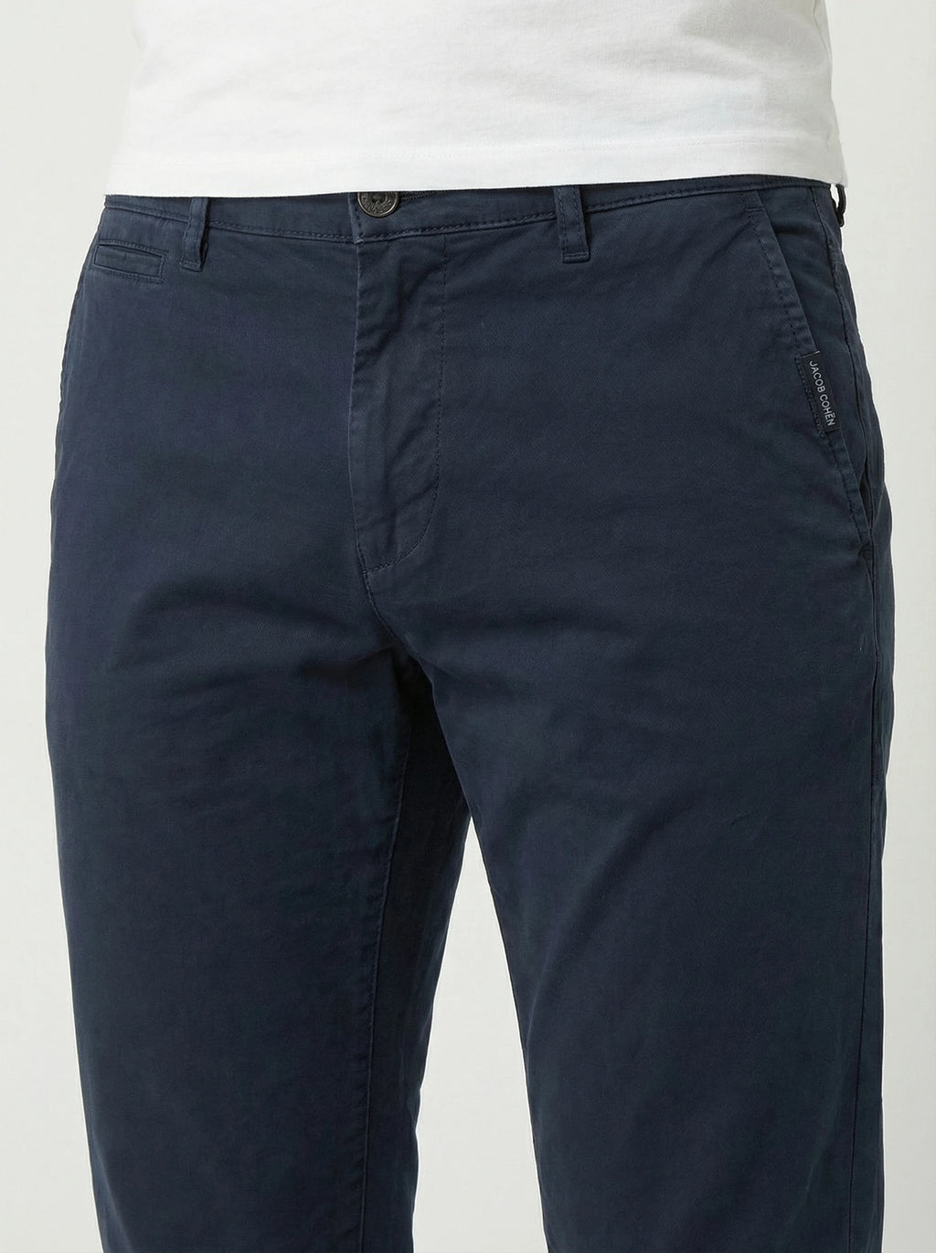 Pantalone chino sigaretta blu navy Jacob Cohen visto da dietro da solo