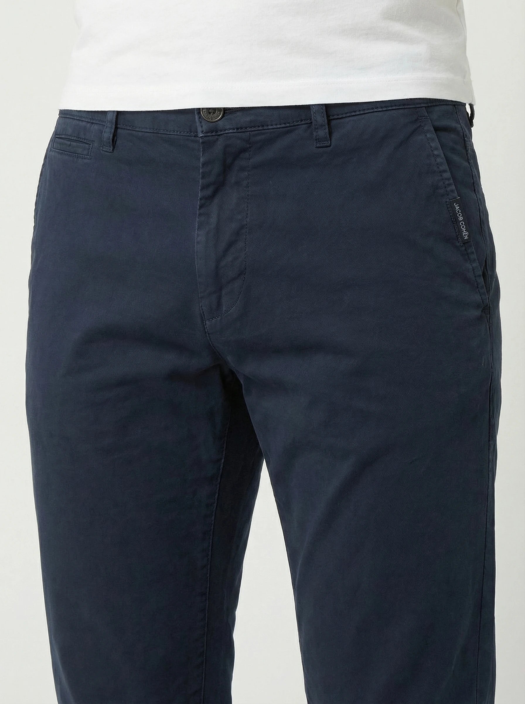Pantalone chino sigaretta blu navy Jacob Cohen visto da dietro da solo