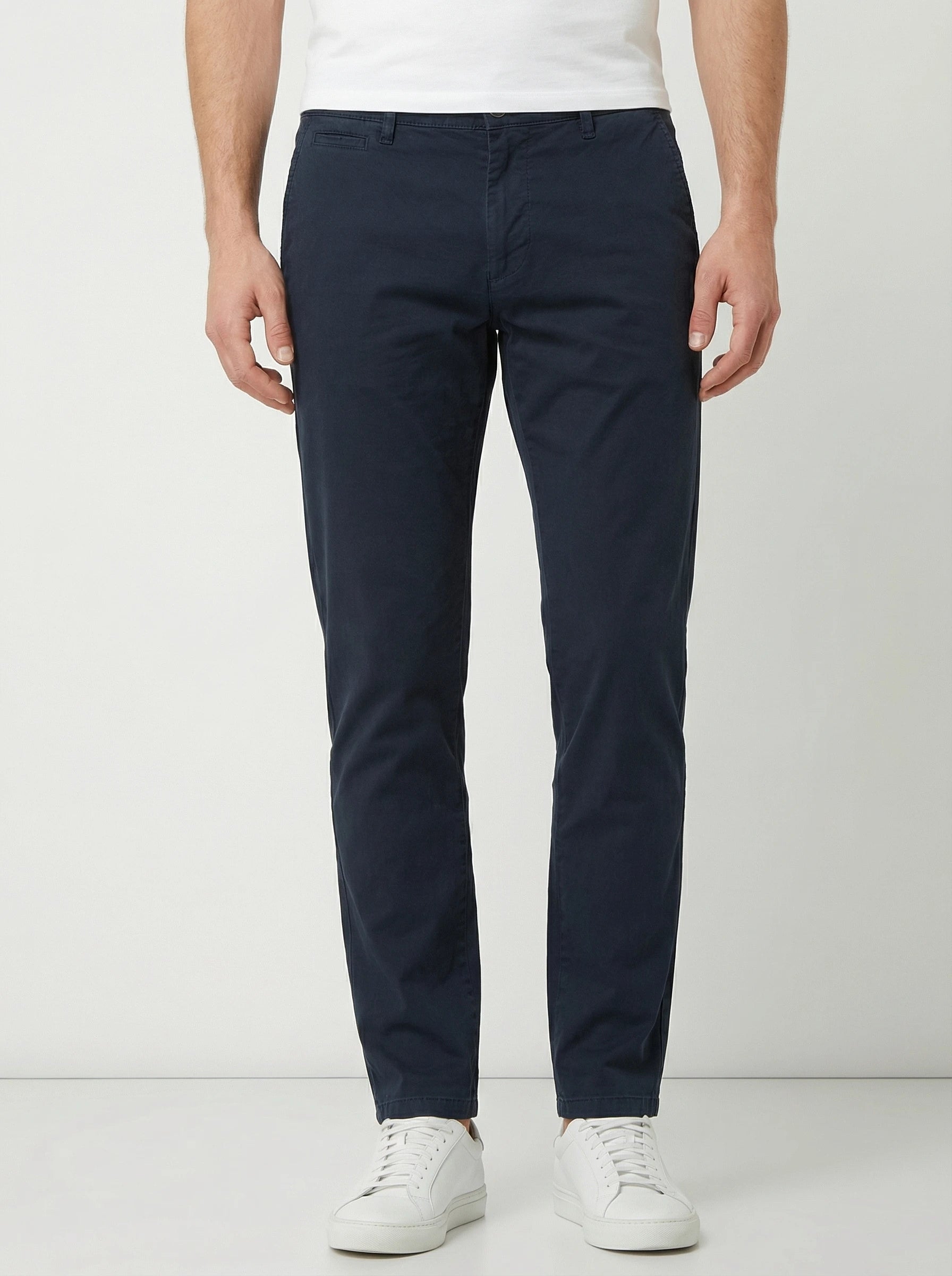 Vista da dietro del pantalone chino sigaretta blu navy Jacob Cohen