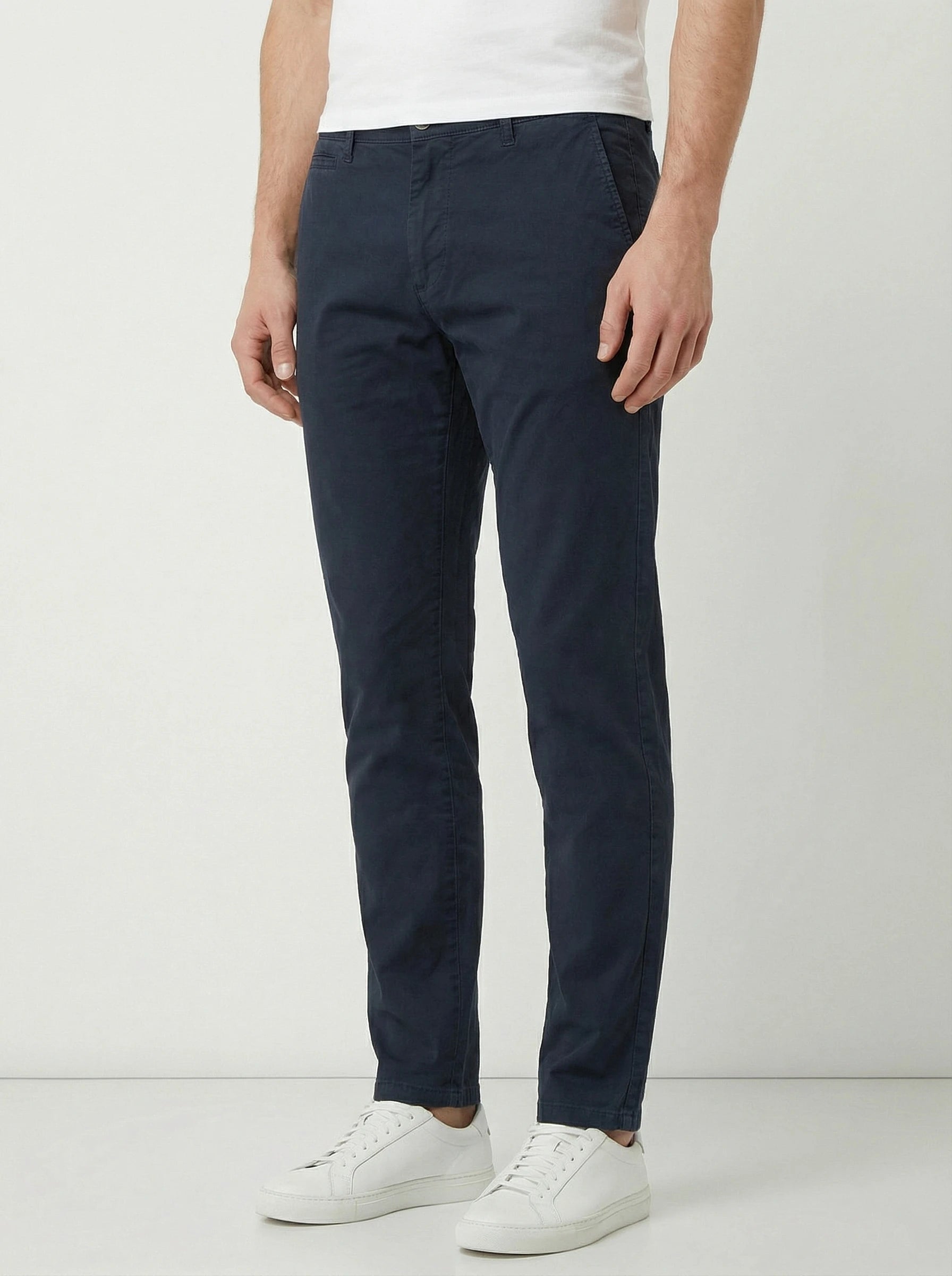 Modello indossa pantalone chino sigaretta blu navy Jacob Cohen in popelin stretch