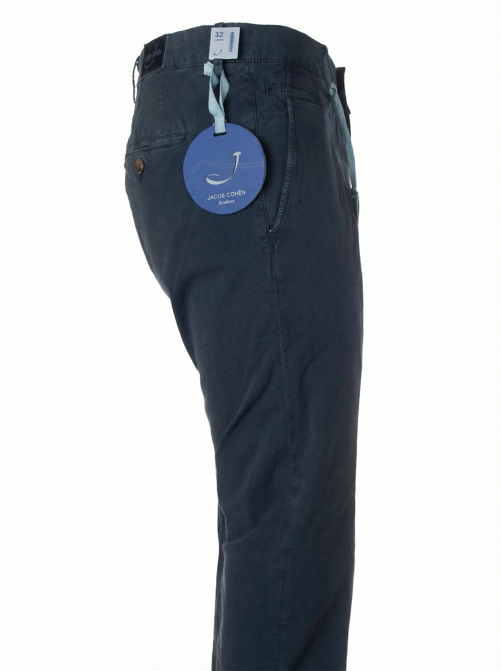 Particolare delle tasche e bottoni del pantalone chino sigaretta blu navy Jacob Cohen