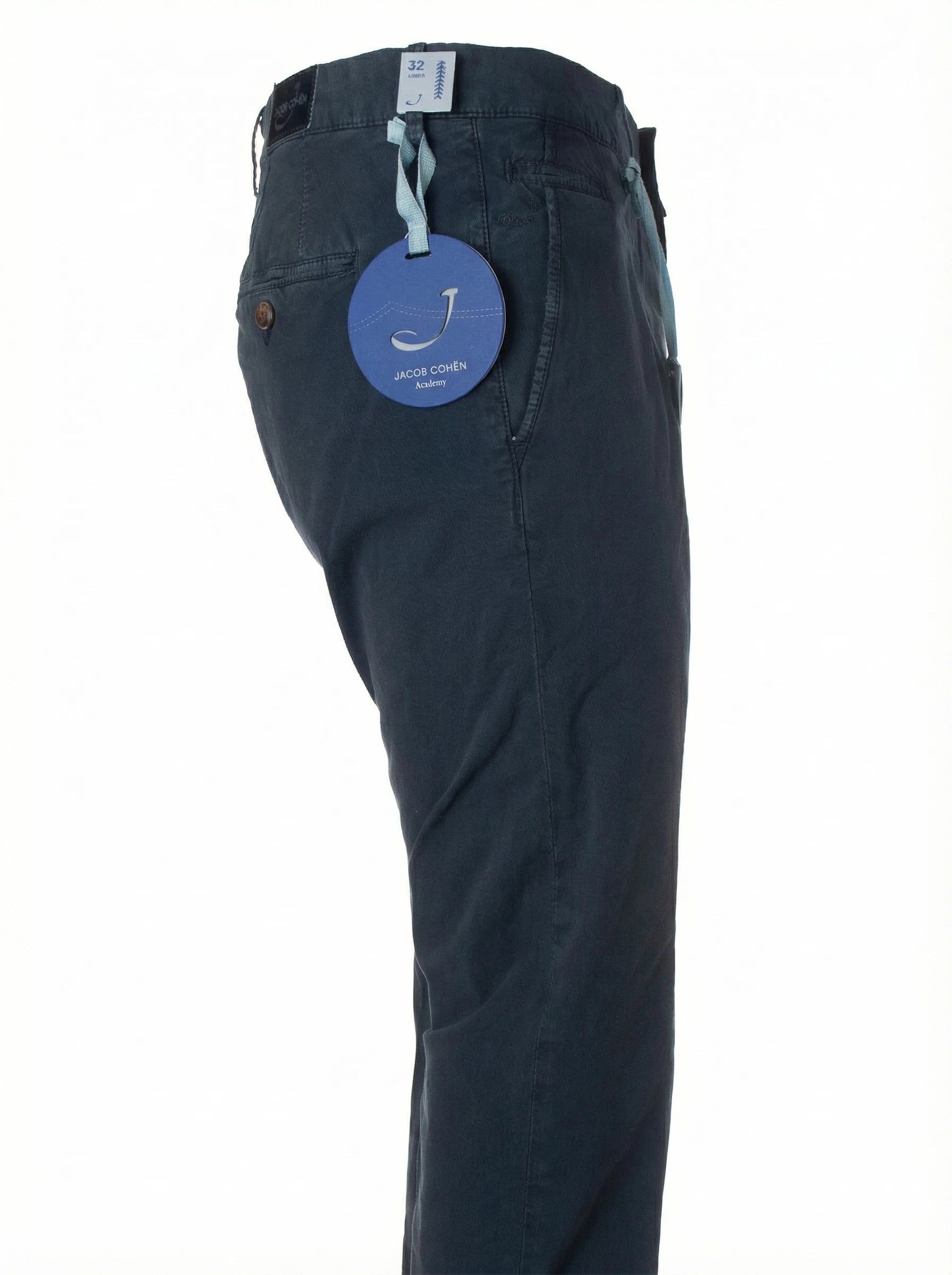 Particolare delle tasche e bottoni del pantalone chino sigaretta blu navy Jacob Cohen