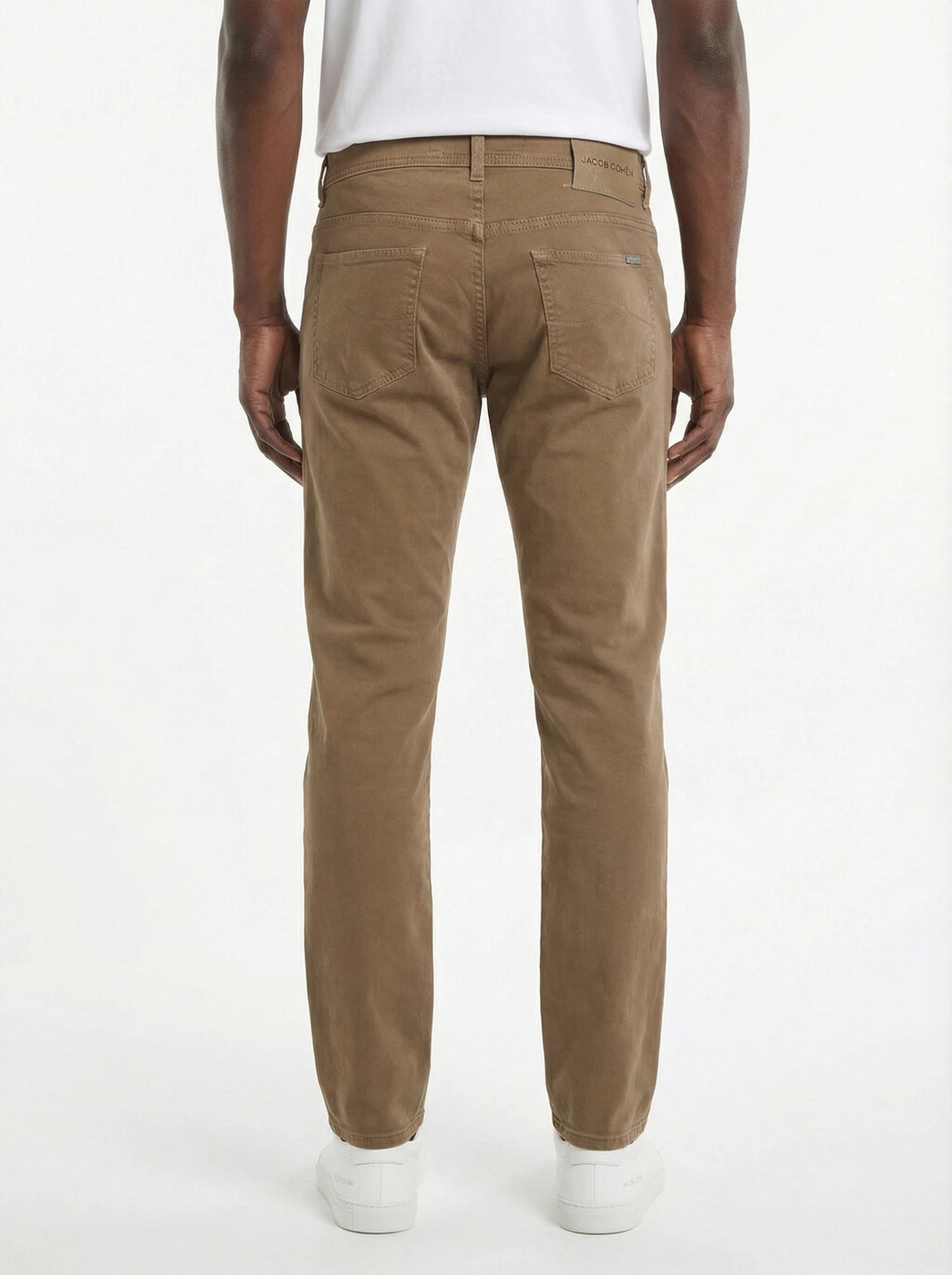 Modello a 45 gradi con pantalone Leonard slim fit Jacob Cohen in drill di cotone