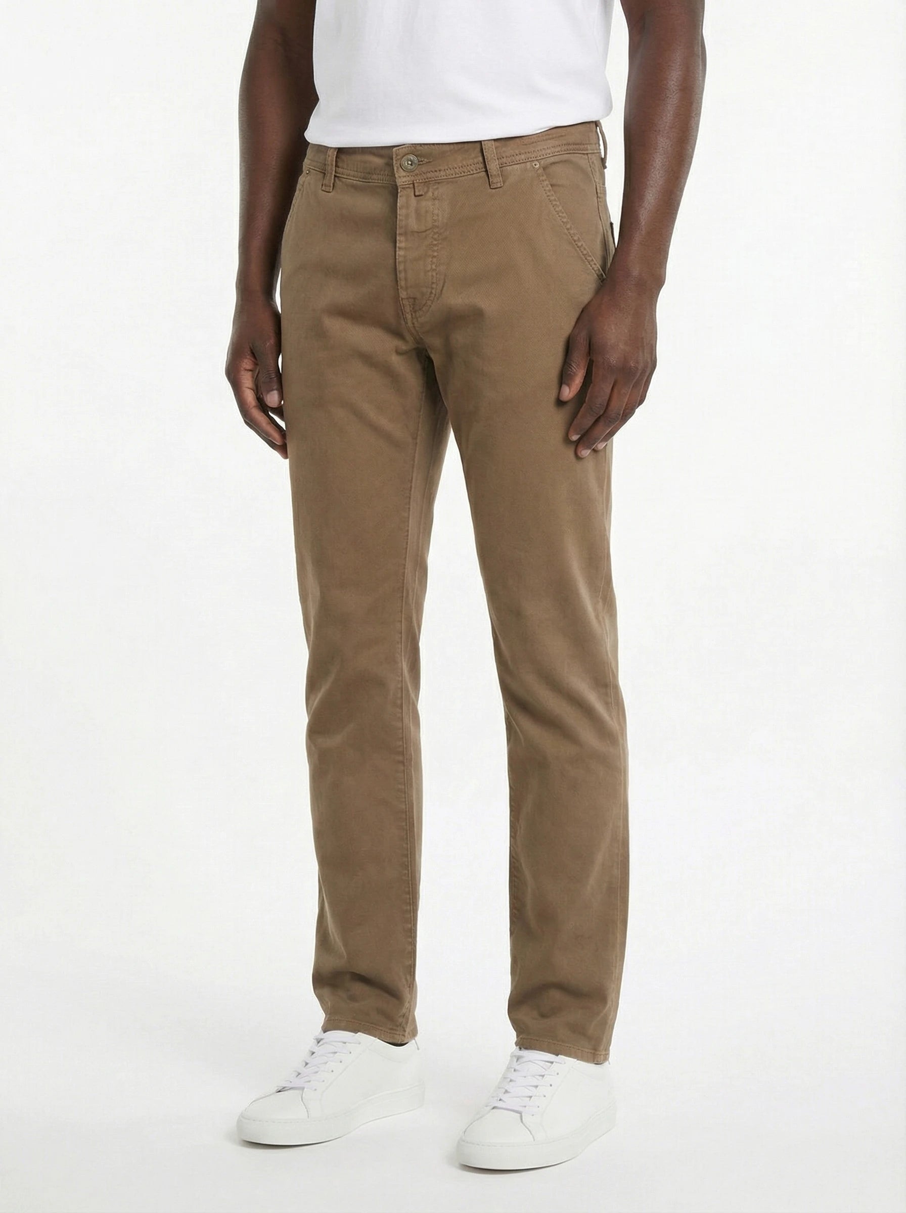 Modello indossa pantalone Leonard slim fit Jacob Cohen in drill di cotone