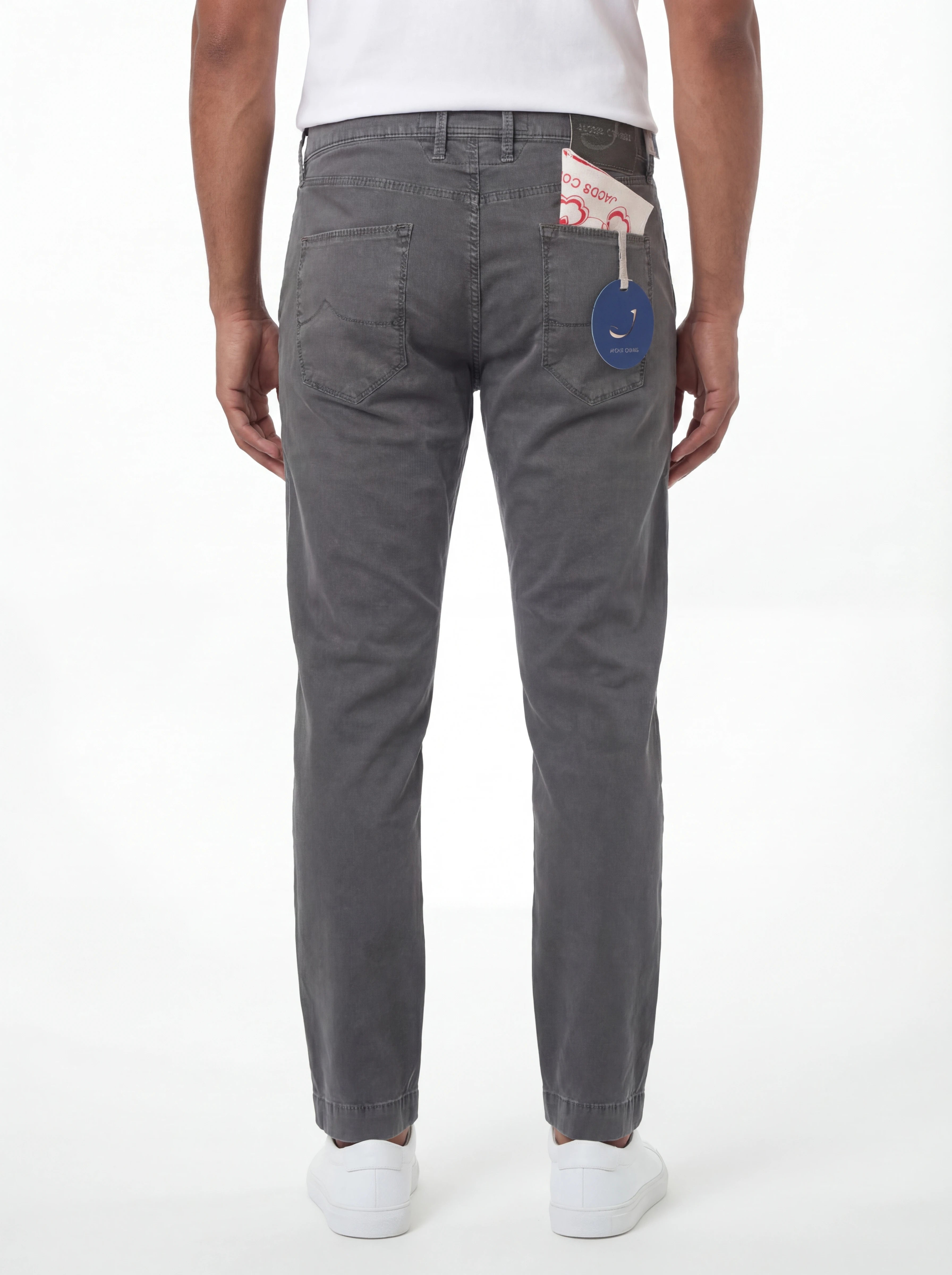 Modello a 45 gradi con pantalone chino dritto grigio Jacob Cohen in cotone delavè