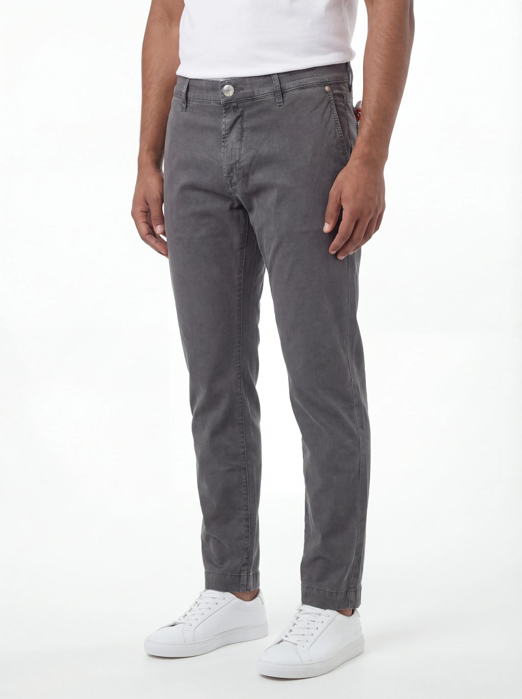 Modello indossa pantalone chino dritto grigio Jacob Cohen in cotone delavè