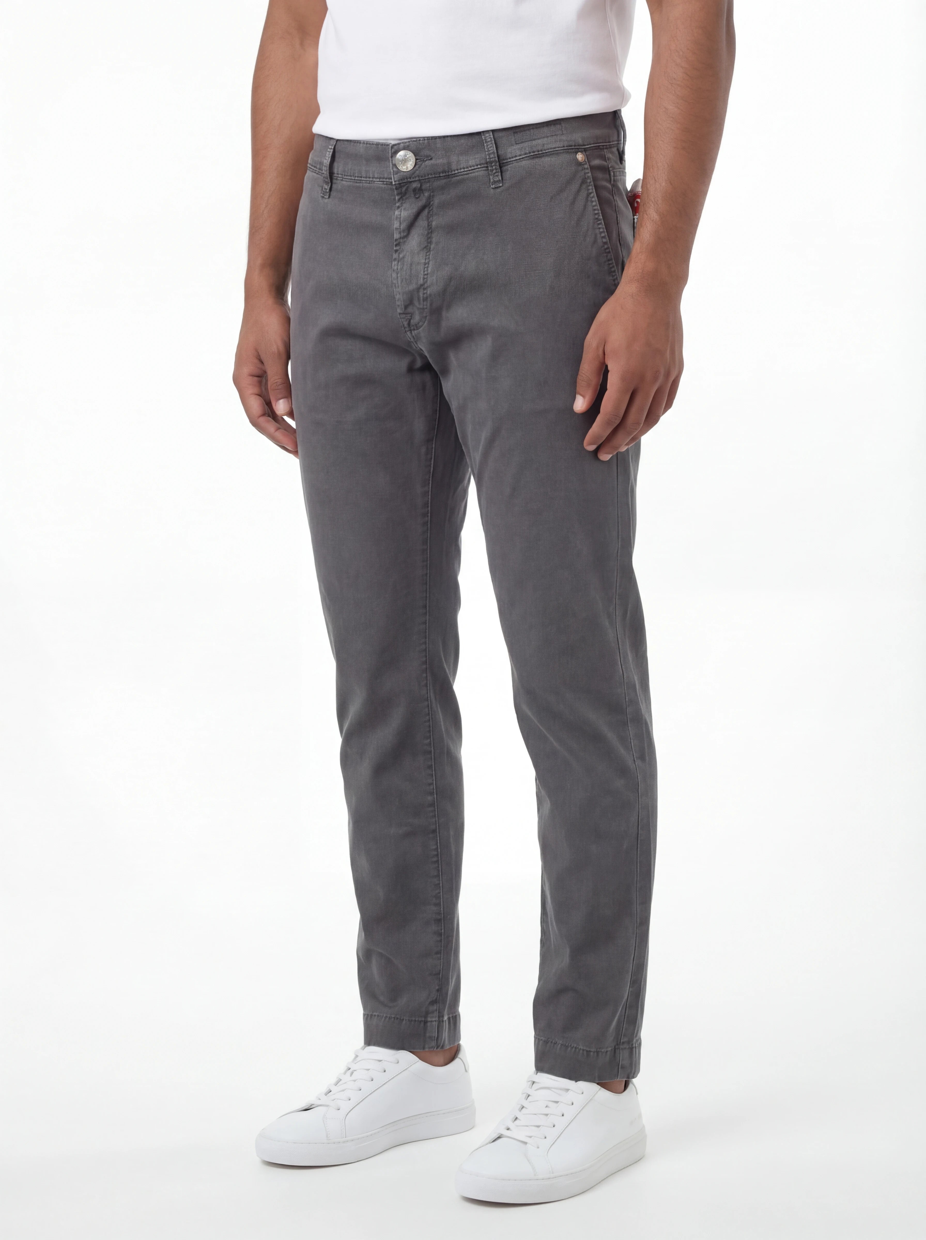 Modello indossa pantalone chino dritto grigio Jacob Cohen in cotone delavè