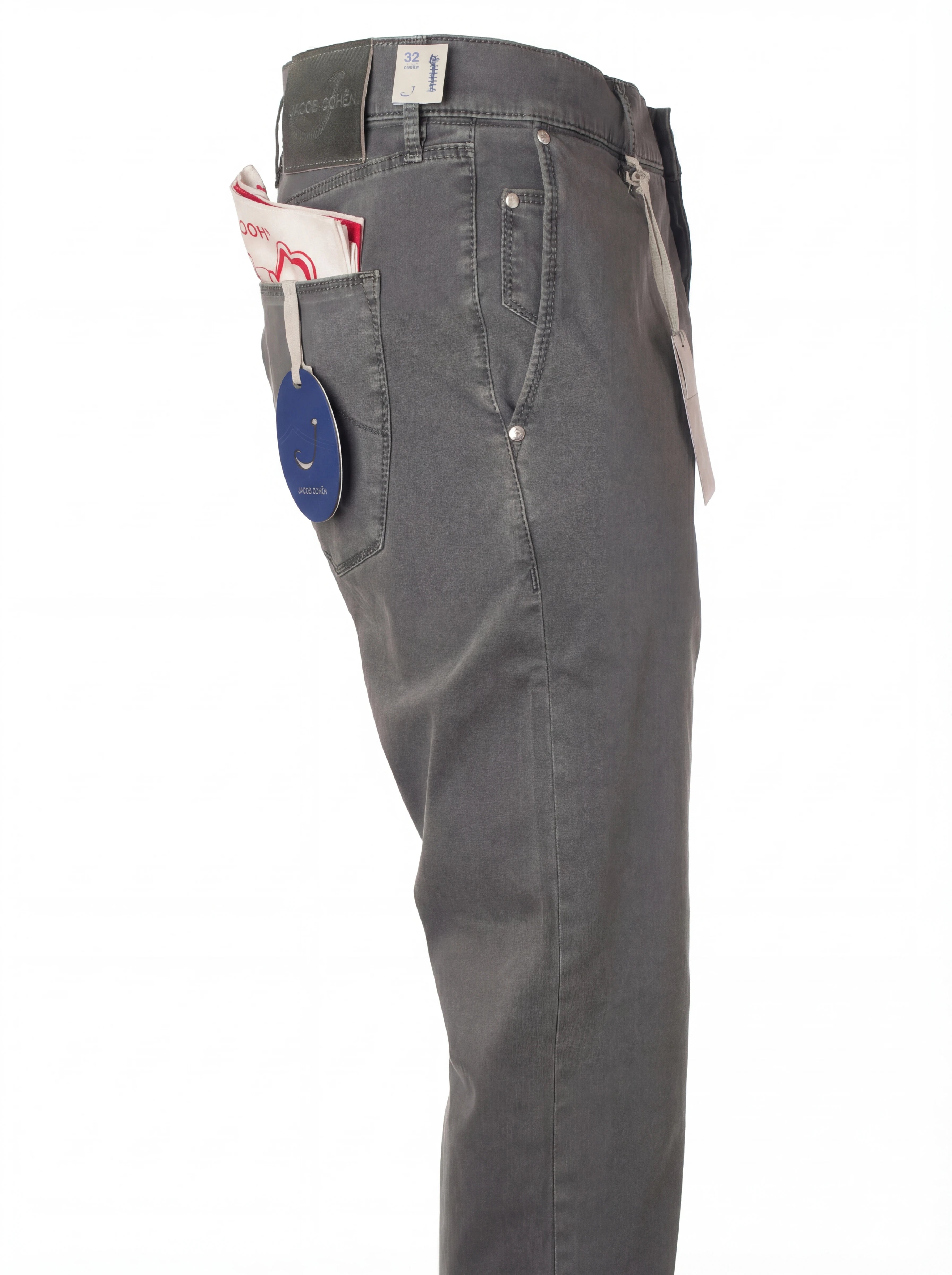 Particolare delle tasche e bottoni del pantalone chino dritto grigio Jacob Cohen