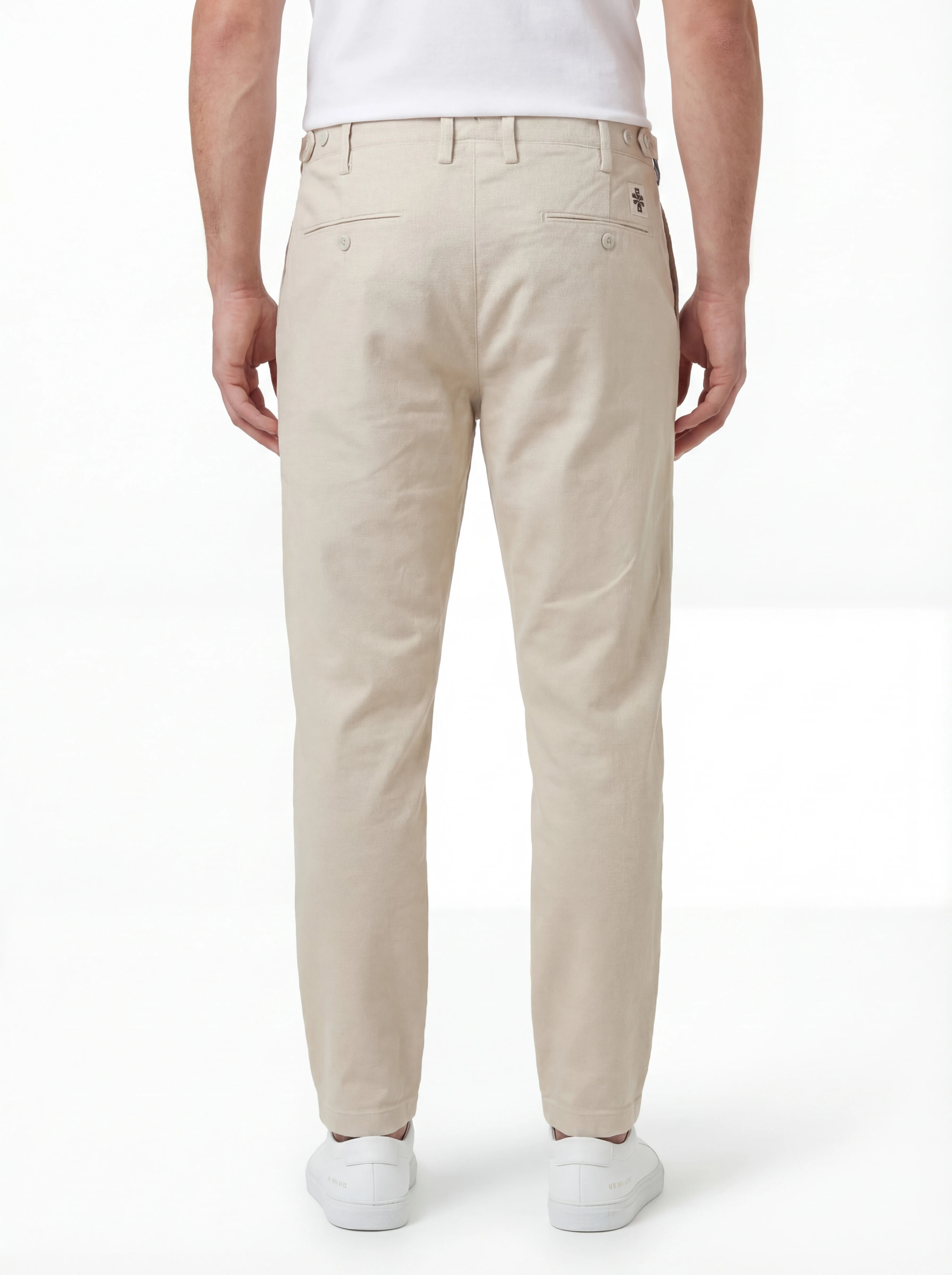 Modello a 45 gradi con pantalone Henry slim bianco Jacob Cohen in velluto diagonale