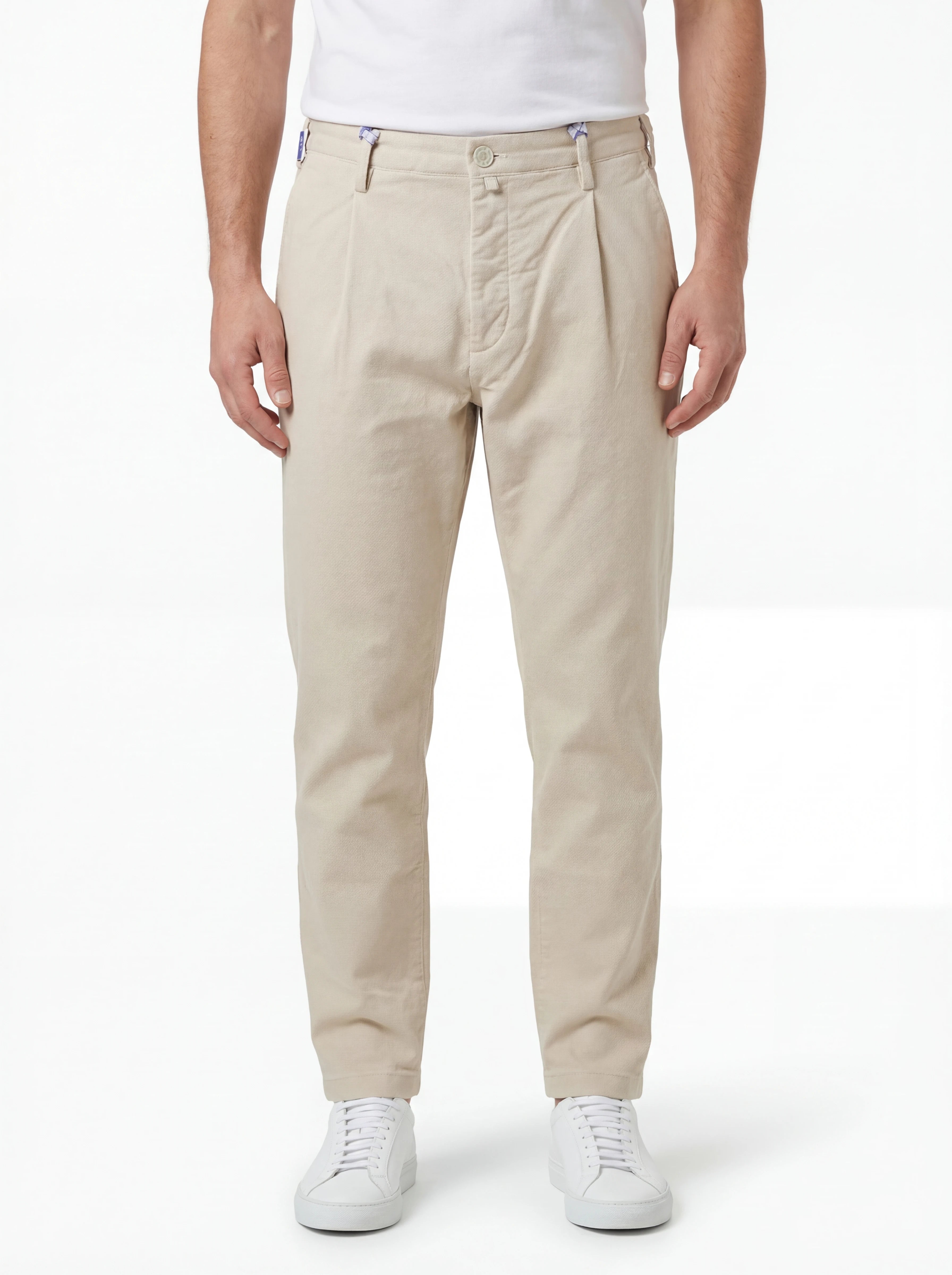 Pantalone henry slim bianco Jacob Cohen visto da dietro da solo