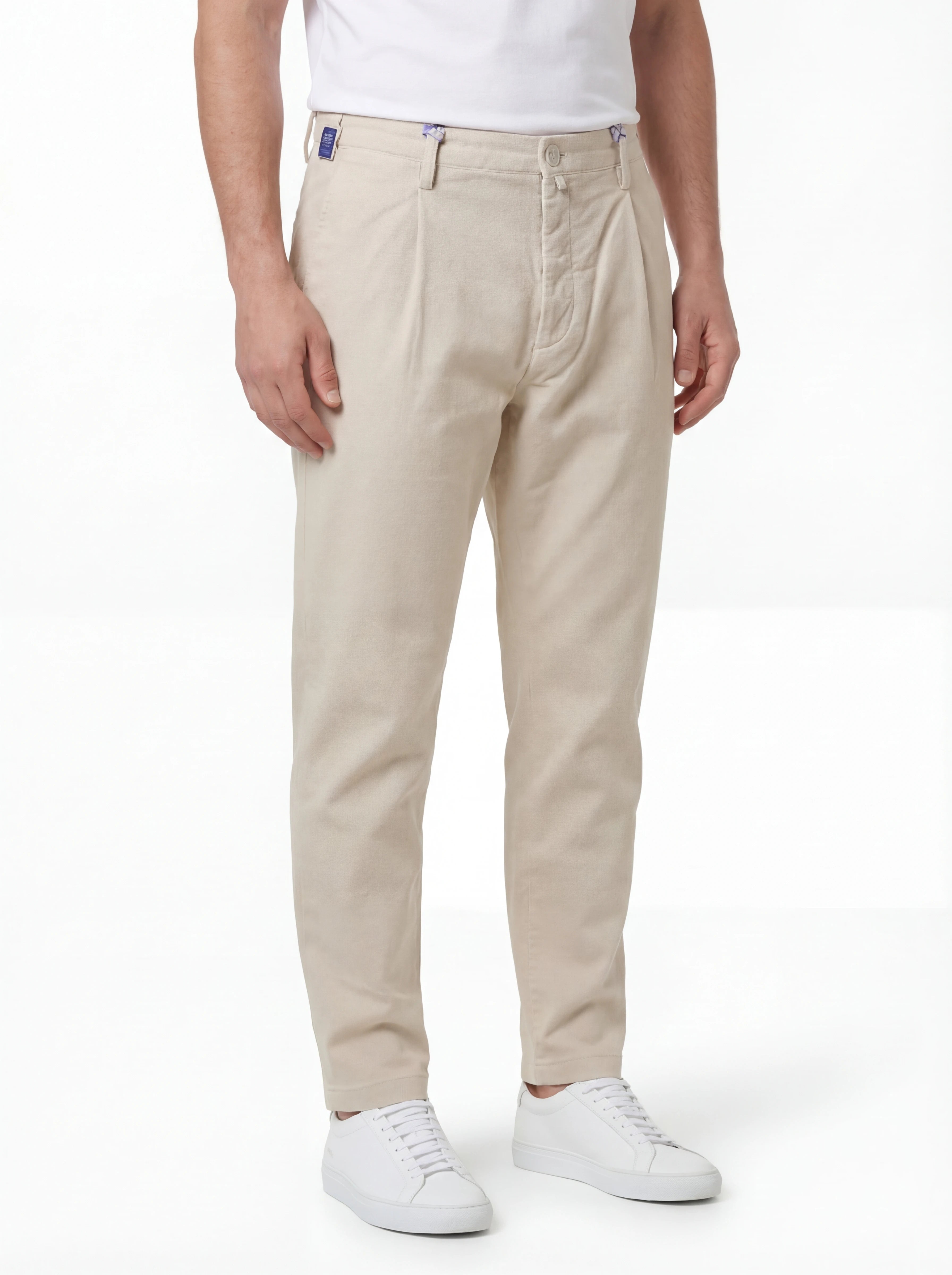 Modello indossa pantalone Henry slim bianco Jacob Cohen in velluto diagonale