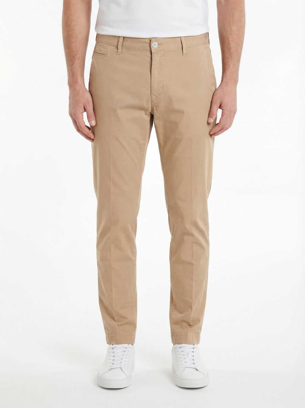 Modello a 45 gradi con pantalone chino sigaretta beige Jacob Cohen in popelin stretch