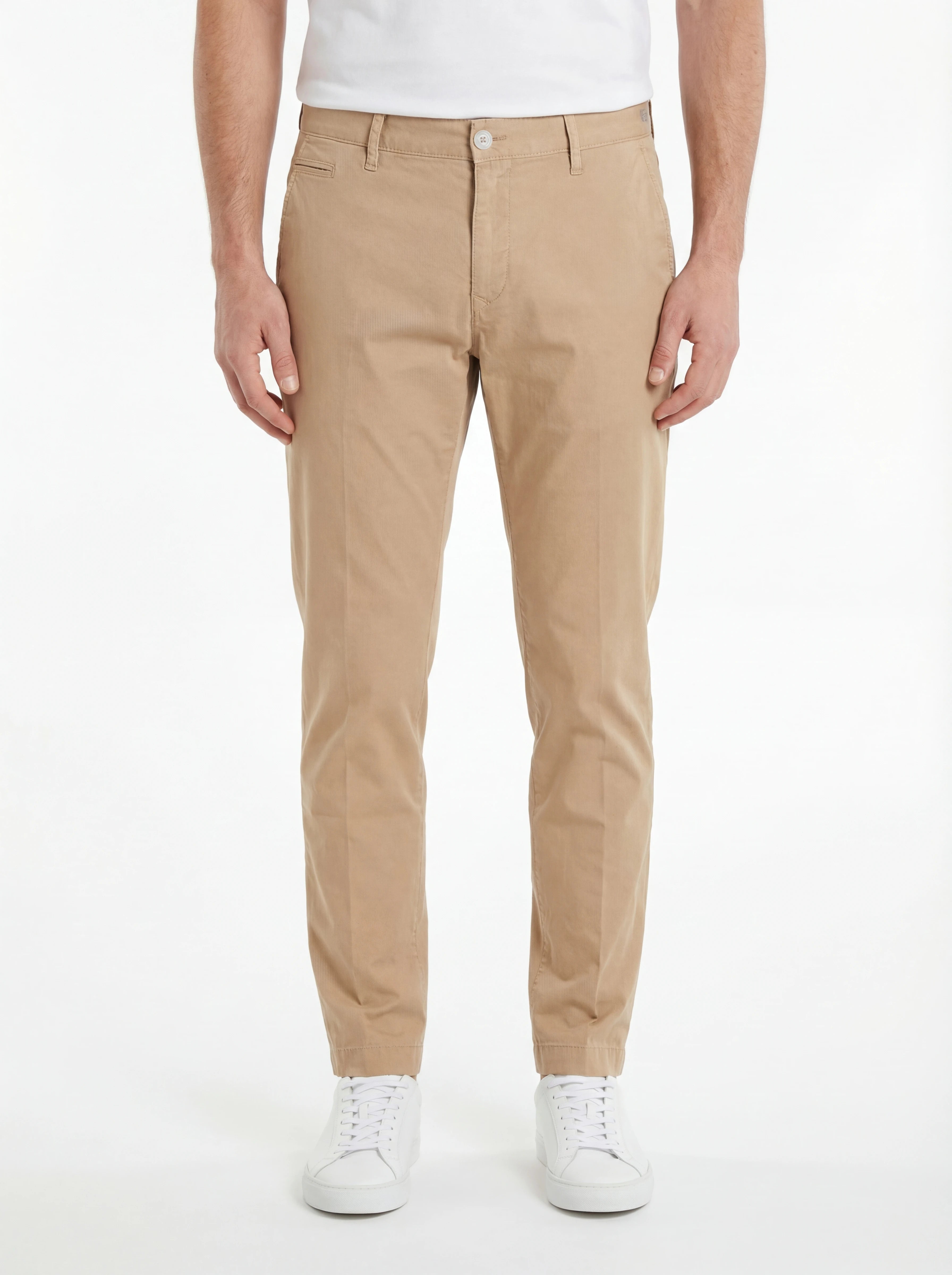 Modello a 45 gradi con pantalone chino sigaretta beige Jacob Cohen in popelin stretch