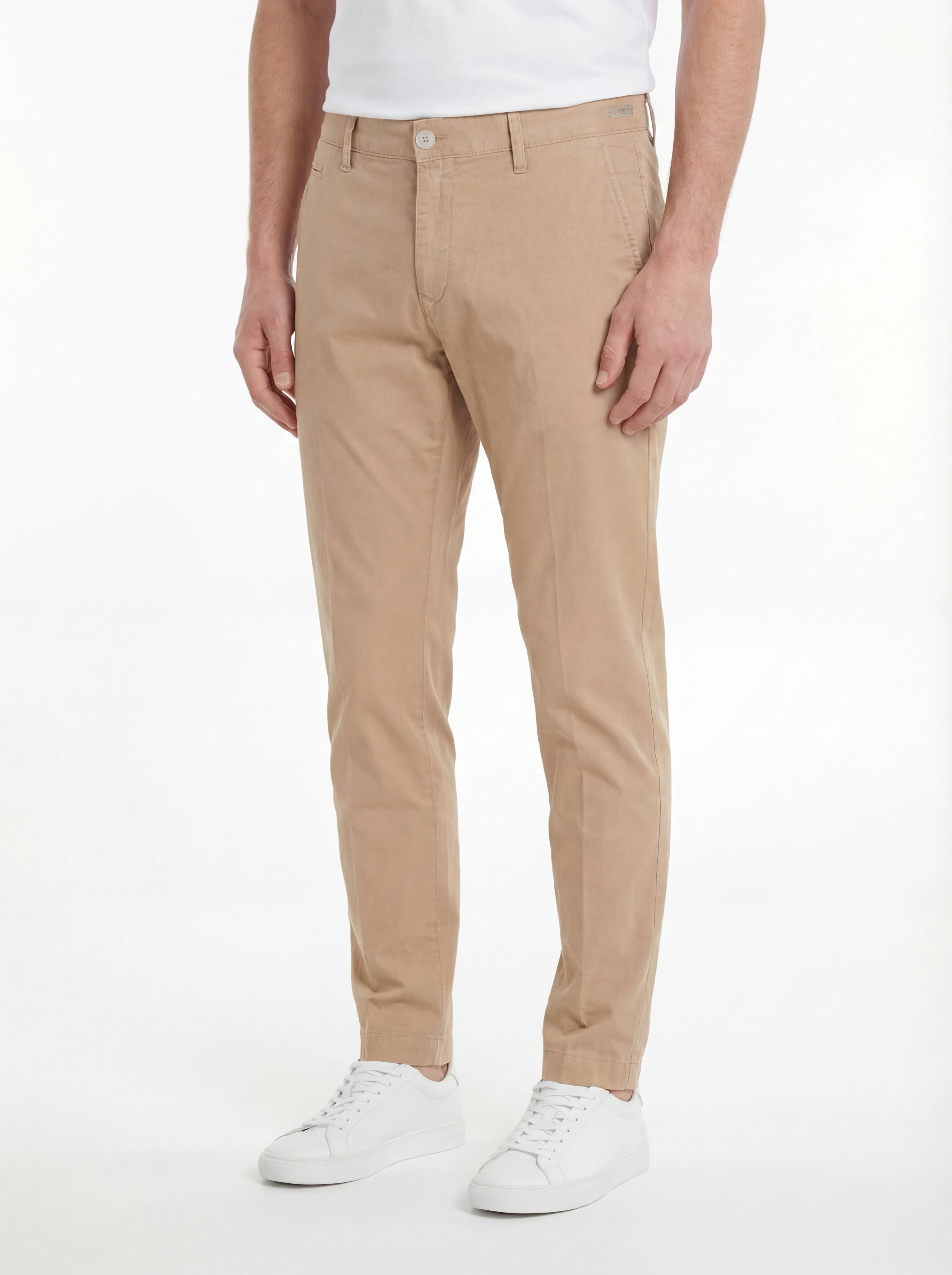 Modello indossa pantalone chino sigaretta beige Jacob Cohen in popelin stretch