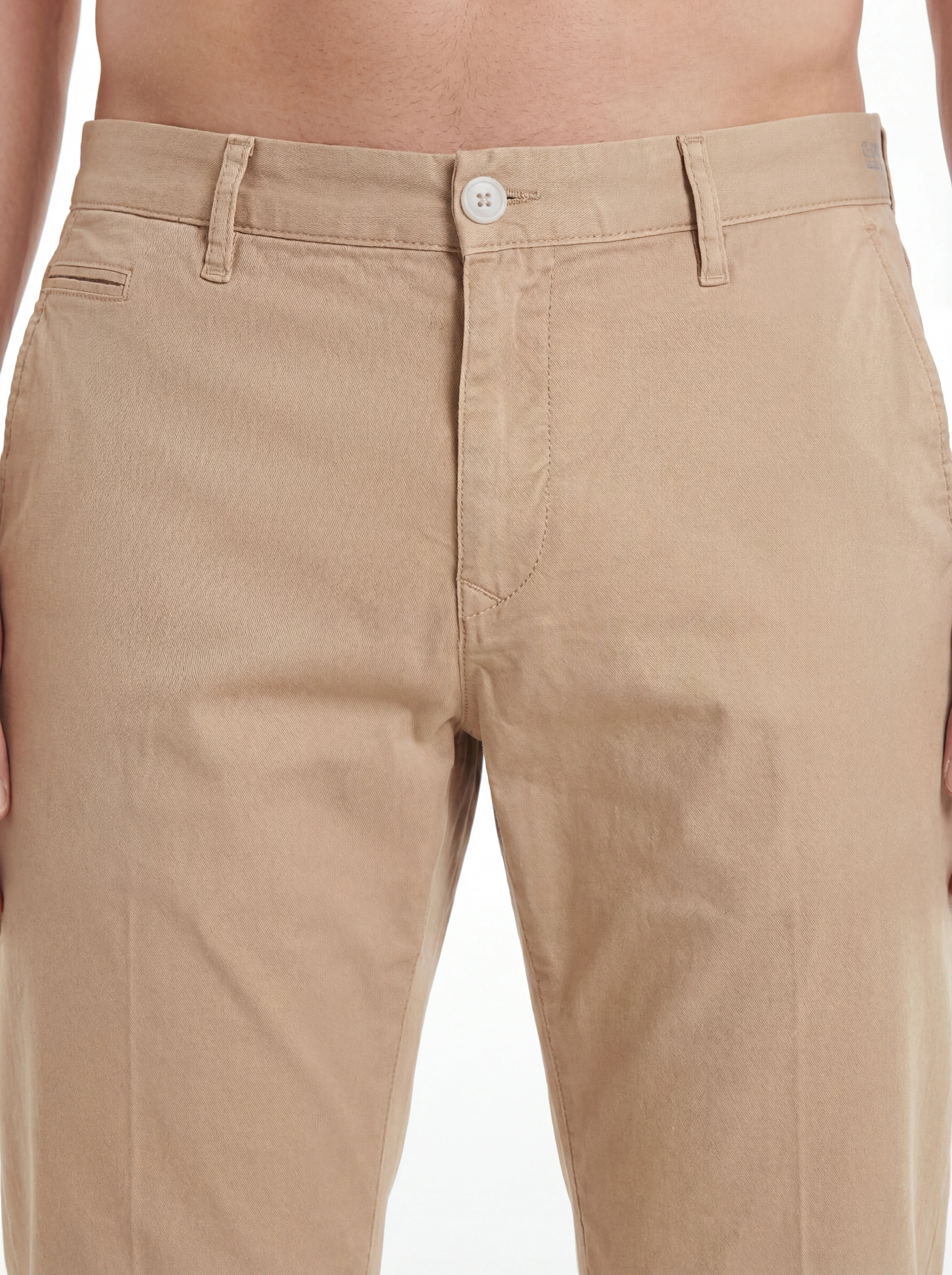 Close-up della salpa in cavallino del pantalone chino sigaretta beige Jacob Cohen