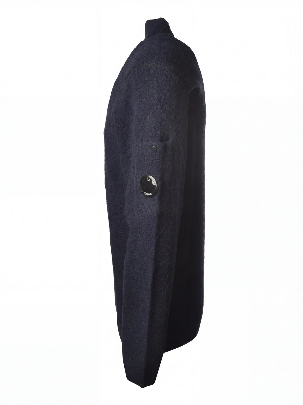 Dettaglio maglia collo alto blu C.P. Company da uomo in primo piano