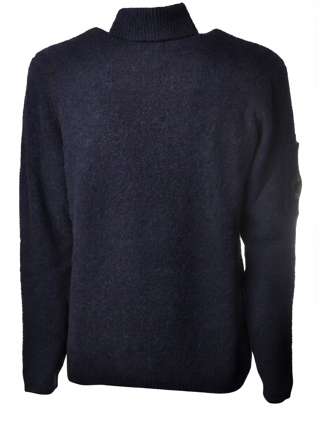 Dettaglio maglia collo alto blu C.P. Company da uomo in primo piano