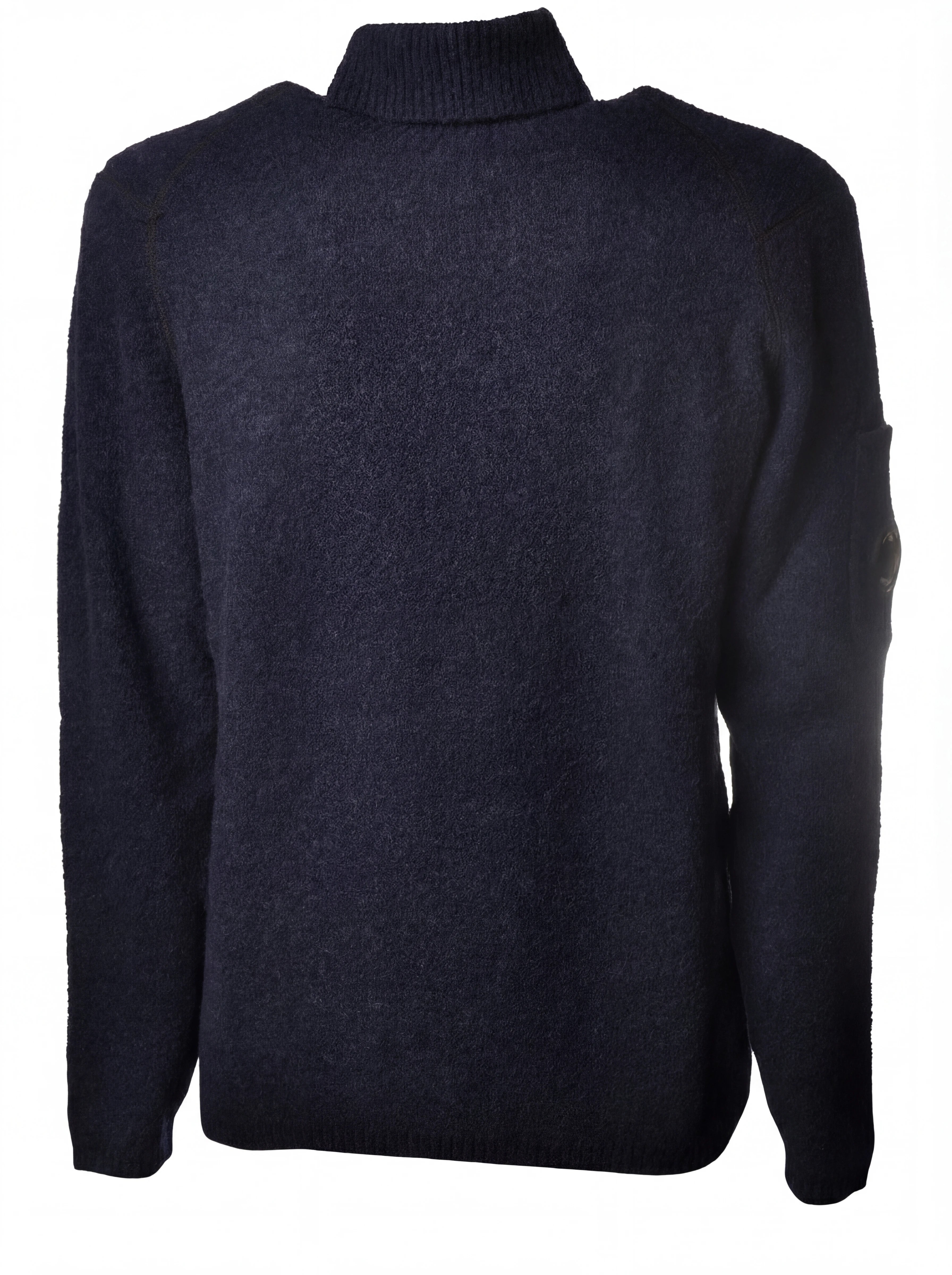 Dettaglio maglia collo alto blu C.P. Company da uomo in primo piano