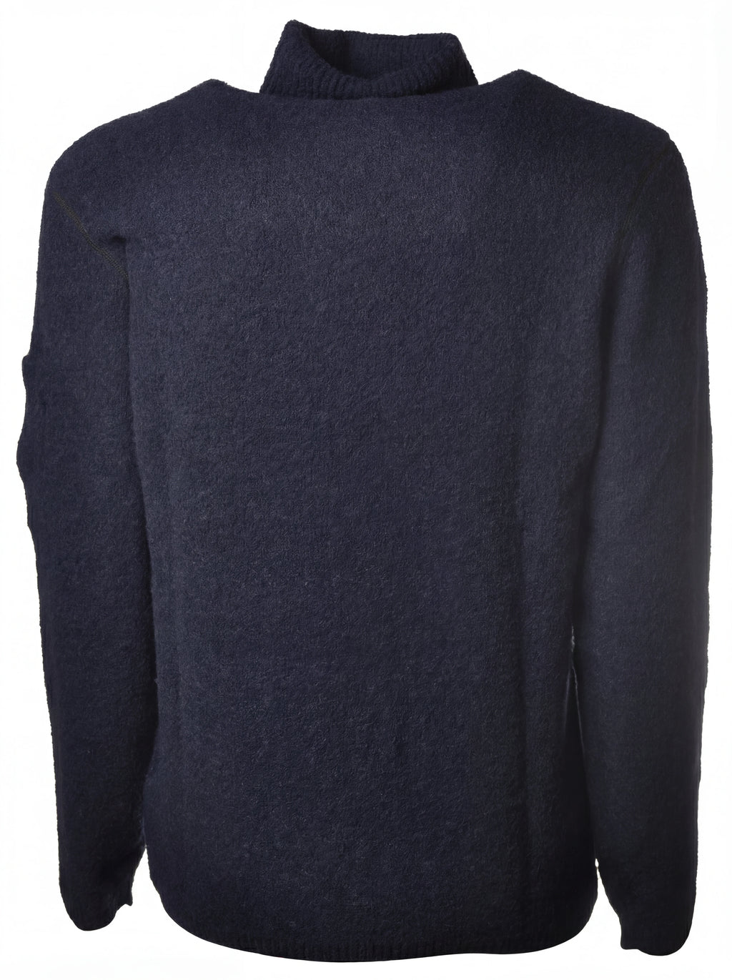 Dettaglio maglia collo alto blu C.P. Company da uomo in primo piano