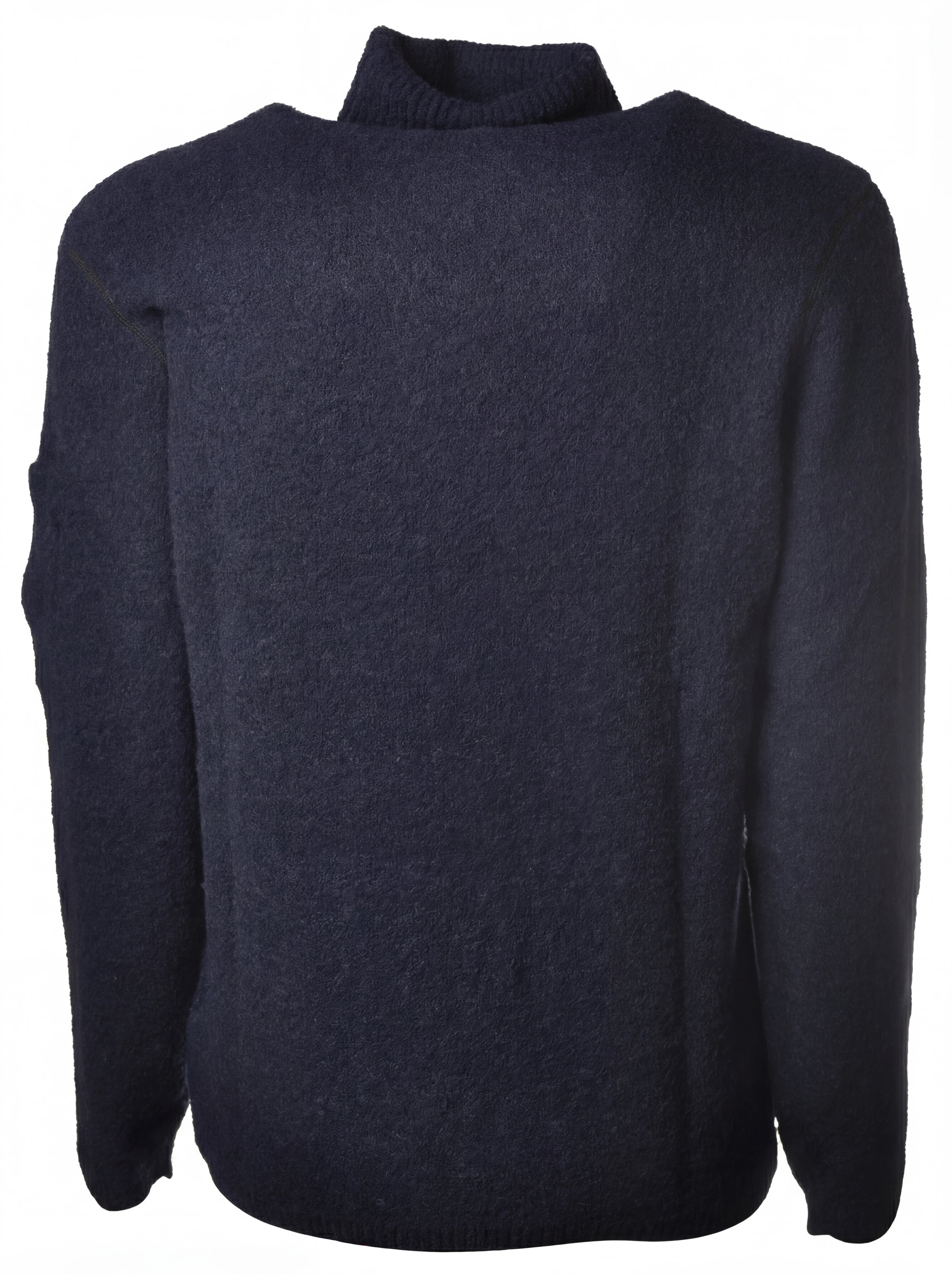 Dettaglio maglia collo alto blu C.P. Company da uomo in primo piano