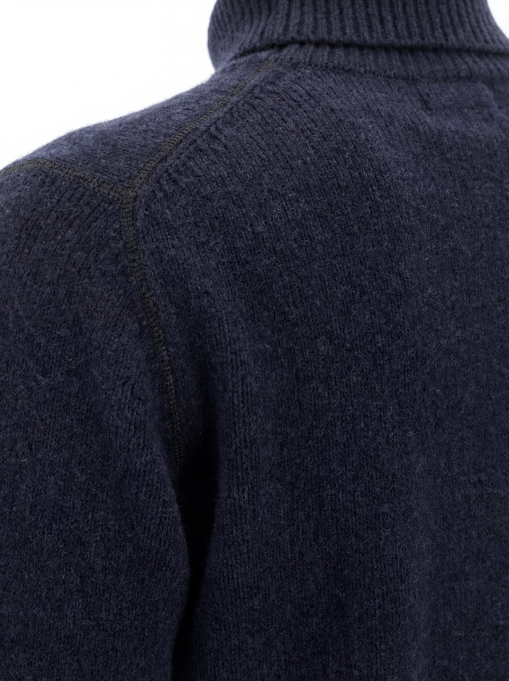 Dettaglio maglia collo alto blu C.P. Company da uomo in primo piano