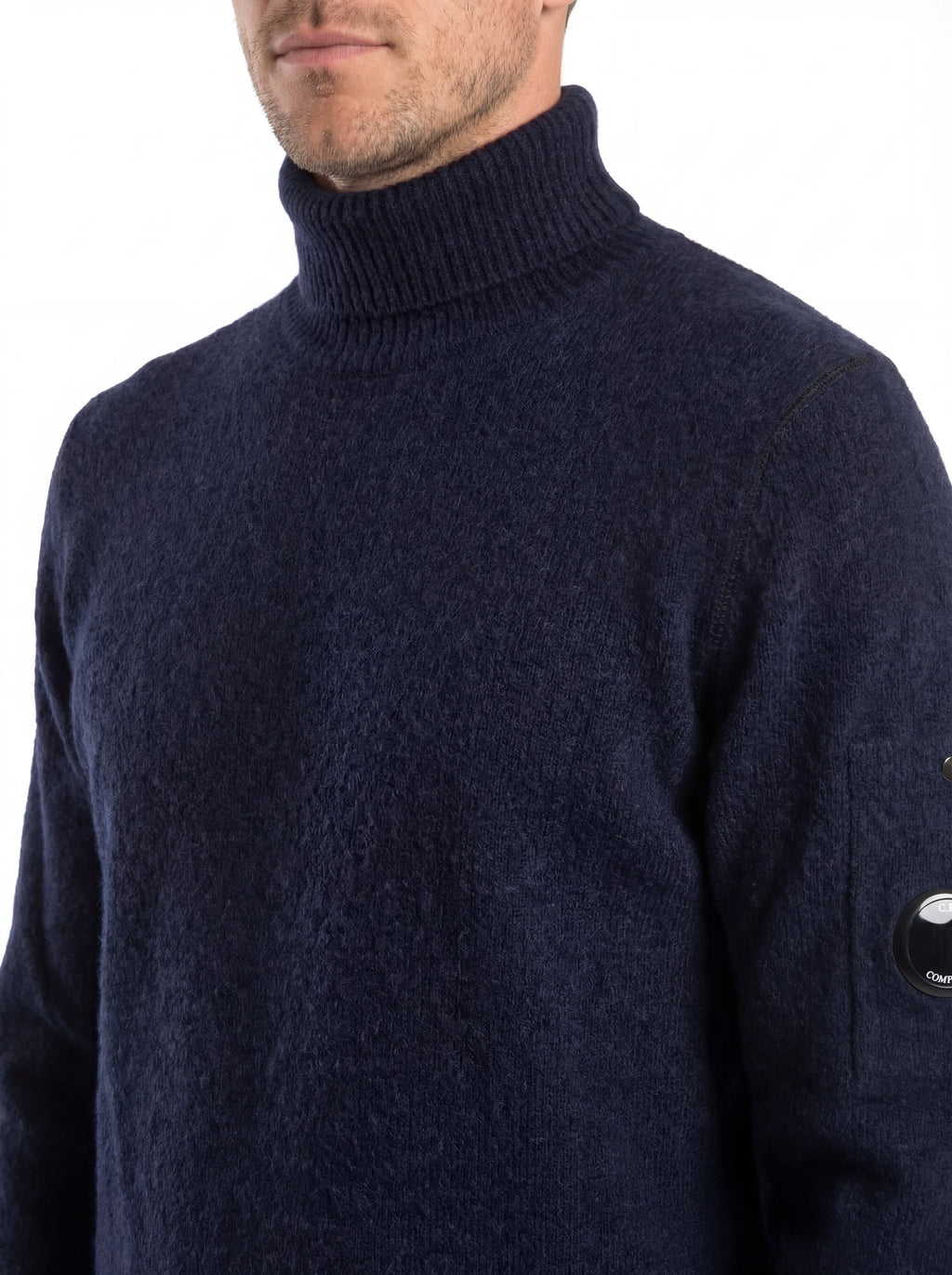 Close-up dettagli, maglia collo alto blu C.P. Company da uomo