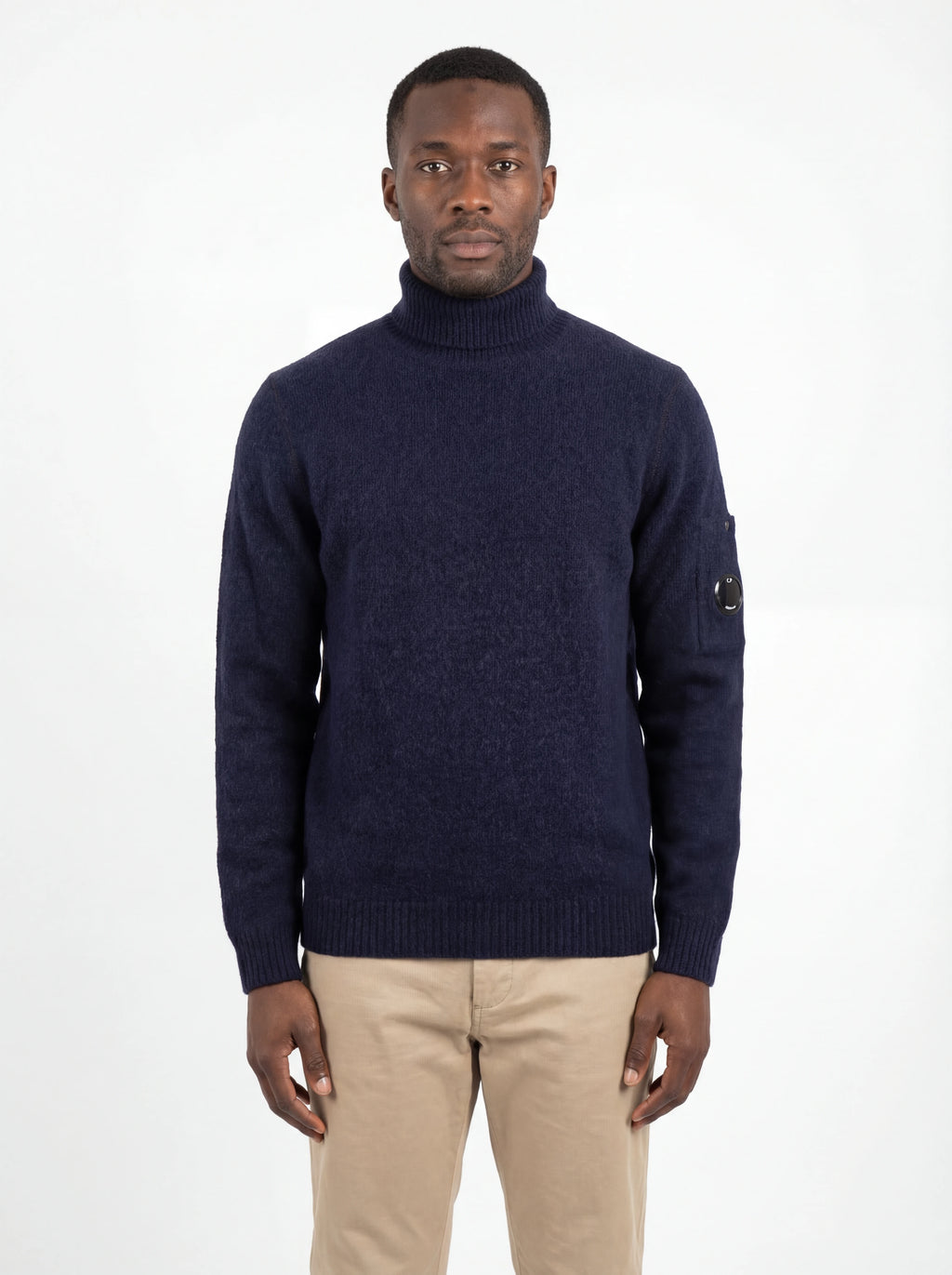 Modello a 45° con maglia collo alto blu C.P. Company da uomo