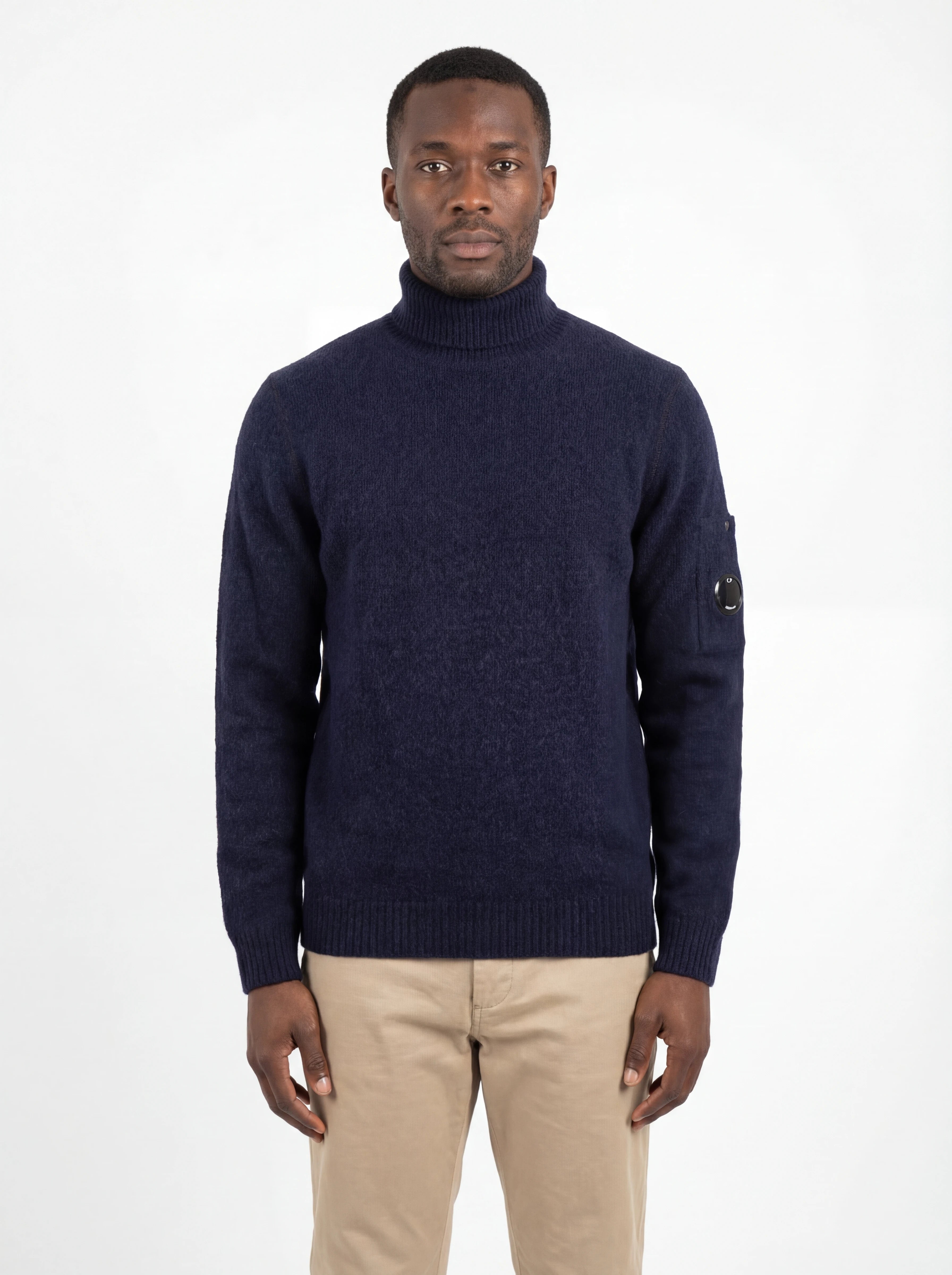 Modello a 45° con maglia collo alto blu C.P. Company da uomo