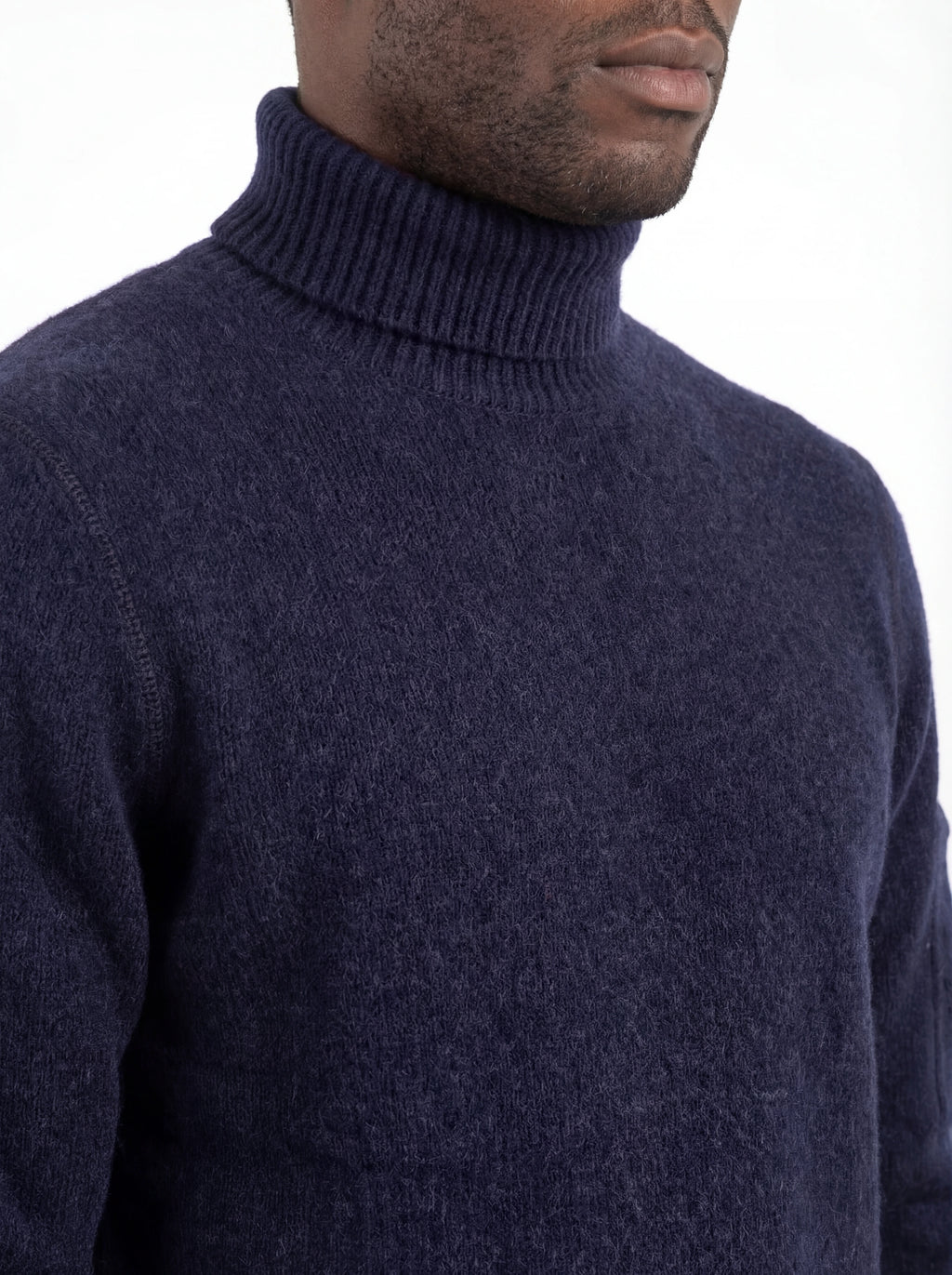 Maglia collo alto vista da dietro, maglia collo alto blu C.P. Company da uomo