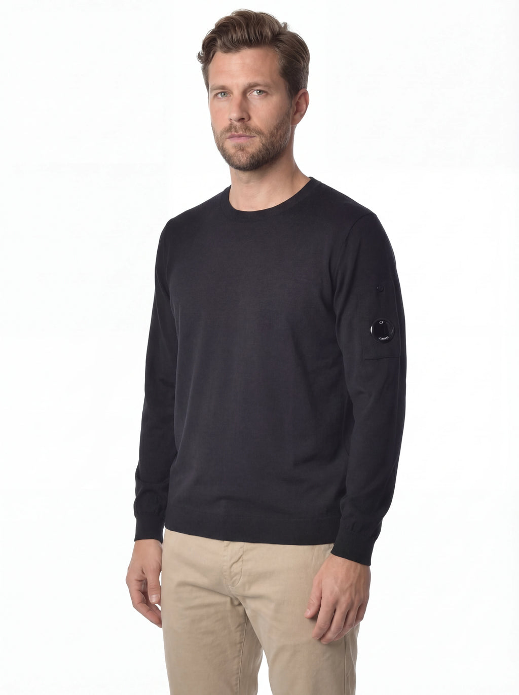 Modello indossa maglia girocollo blu taschino C.P. Company da uomo in cotone