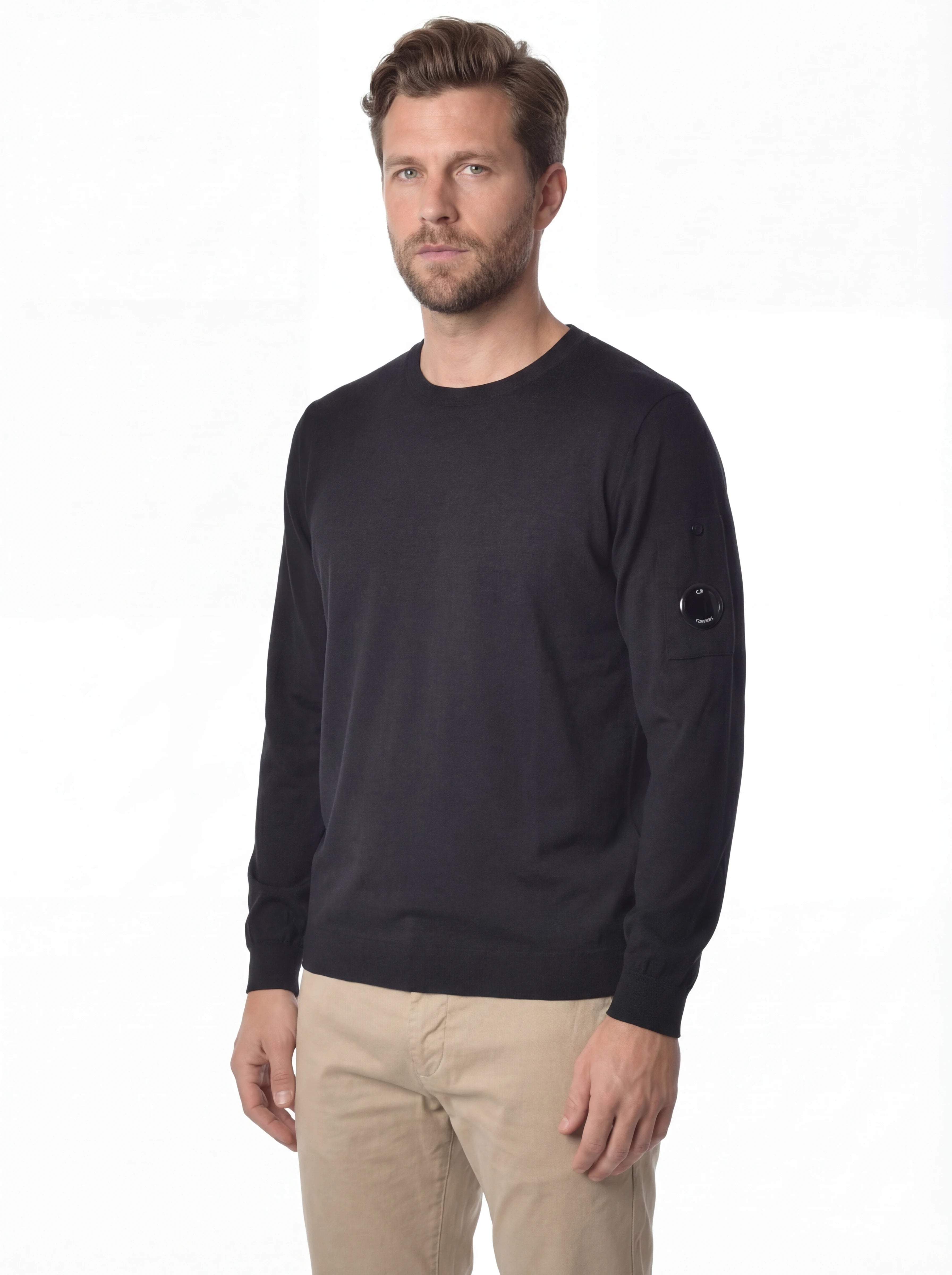 Modello indossa maglia girocollo blu taschino C.P. Company da uomo in cotone