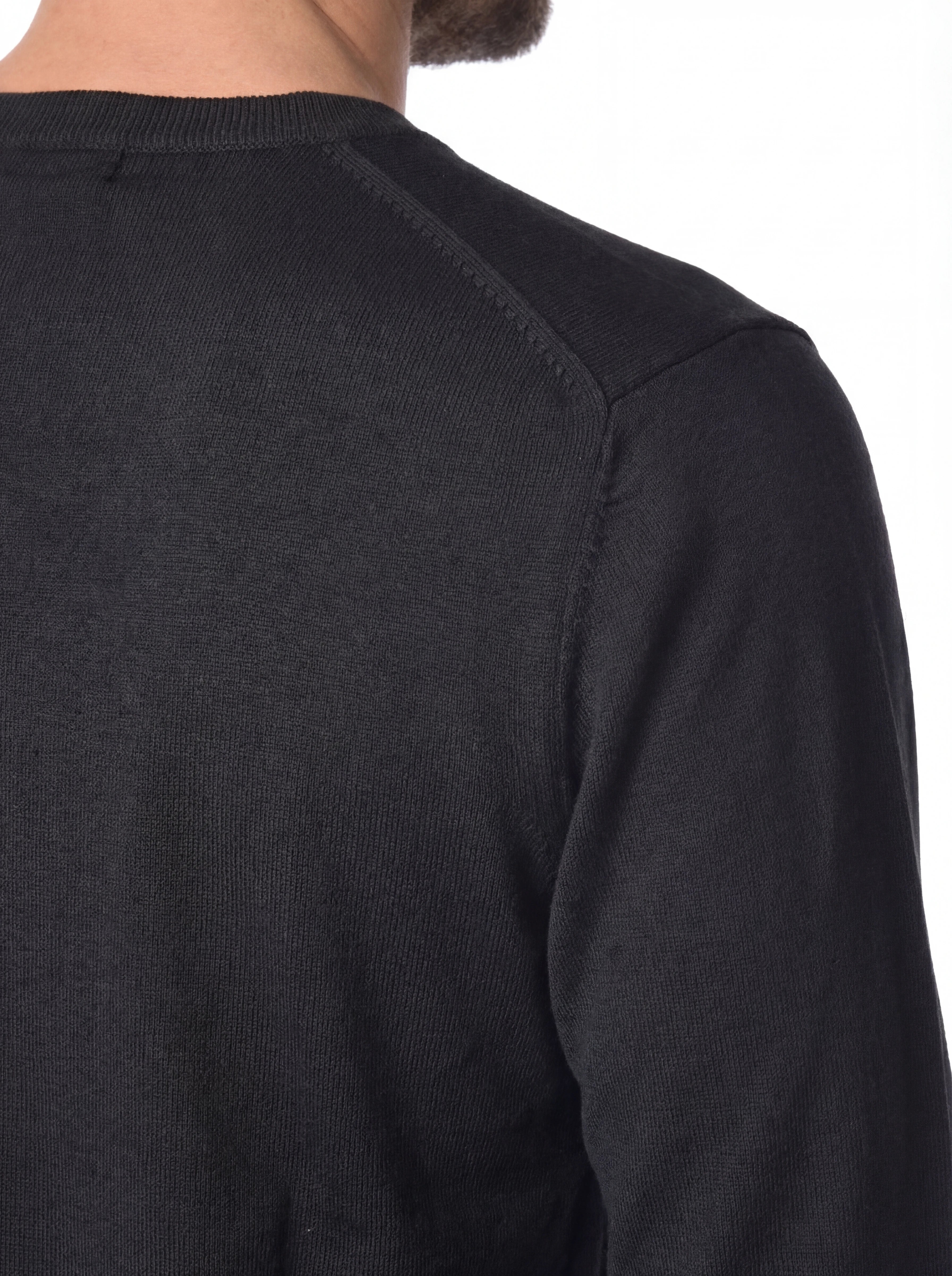 Close-up dettagli, maglia girocollo blu taschino C.P. Company da uomo in cotone