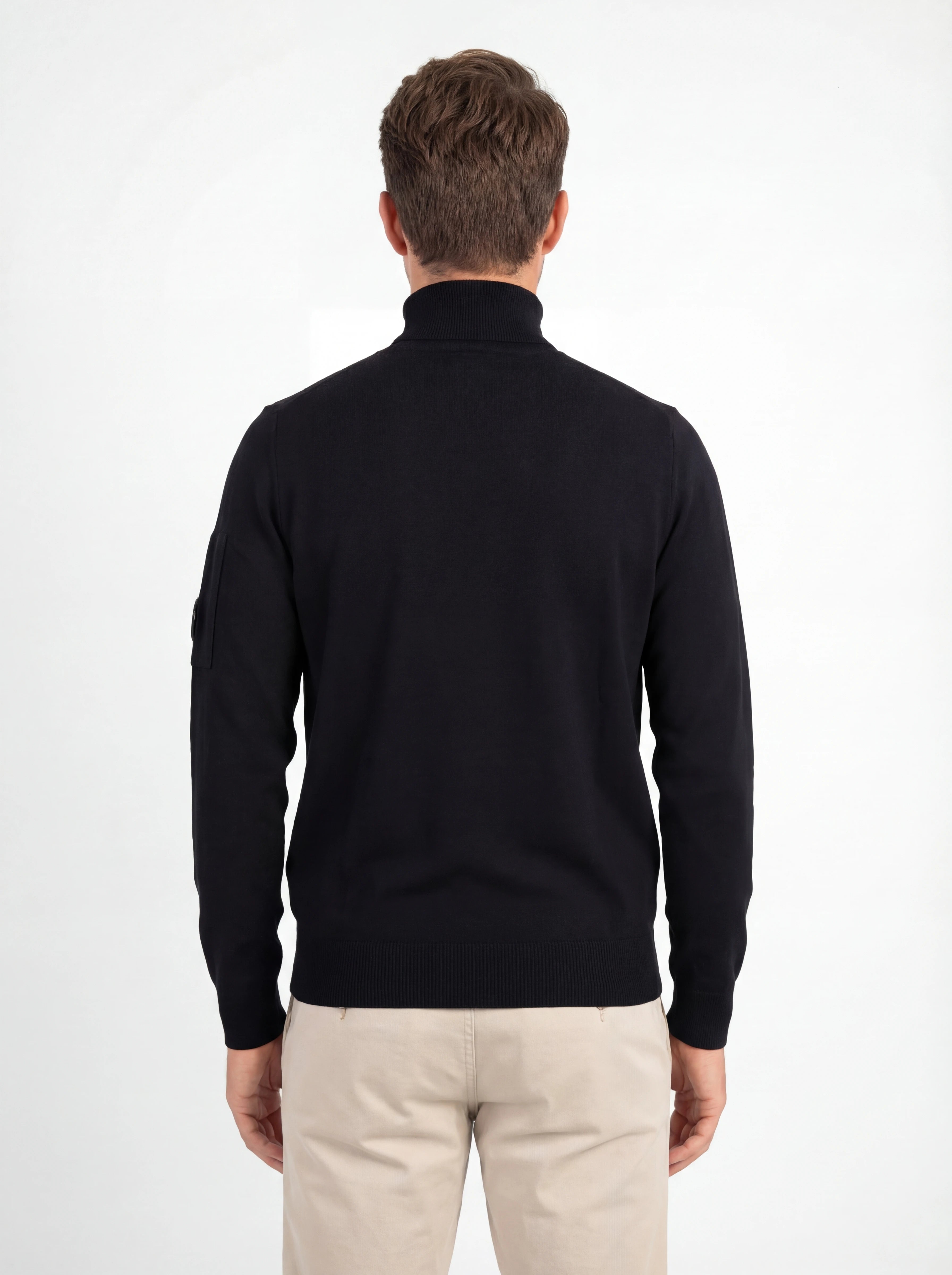 Modello a 45° con maglia collo alto blu zip taschino C.P. Company da uomo