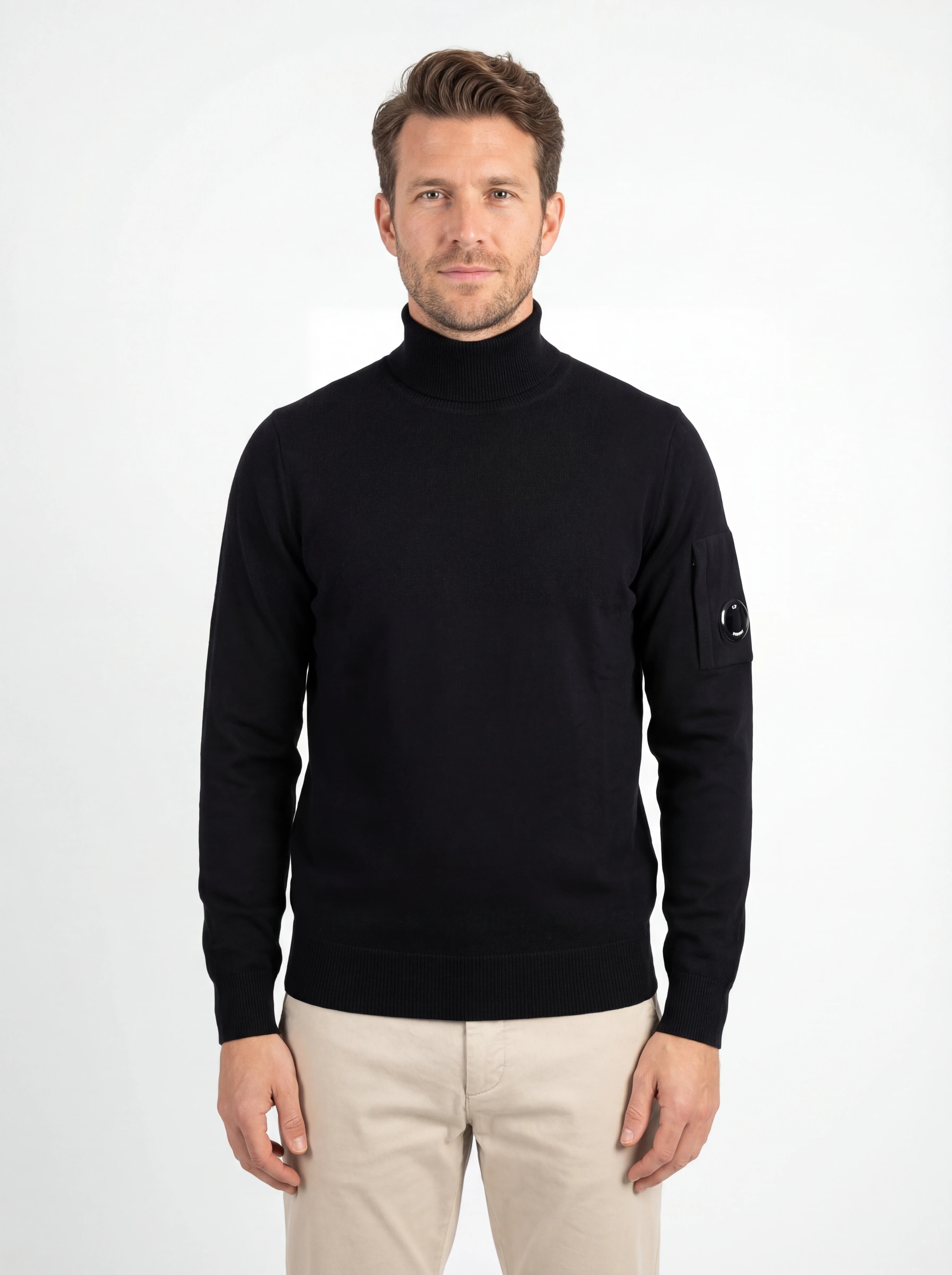 Vista da dietro, modello con maglia collo alto blu zip taschino C.P. Company da uomo