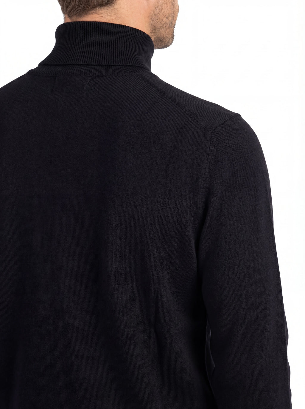 Close-up dettagli, maglia collo alto blu zip taschino C.P. Company da uomo