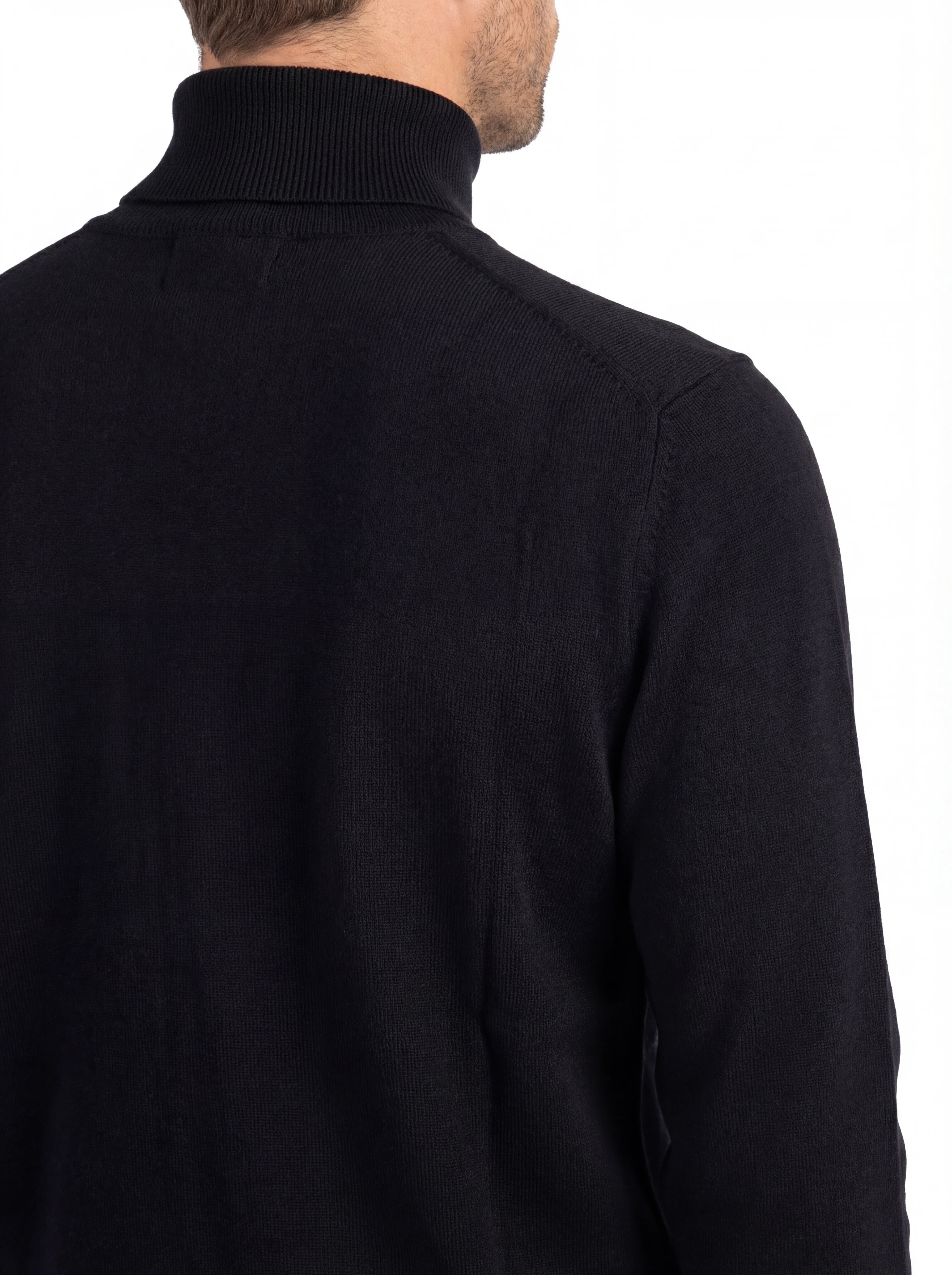 Close-up dettagli, maglia collo alto blu zip taschino C.P. Company da uomo