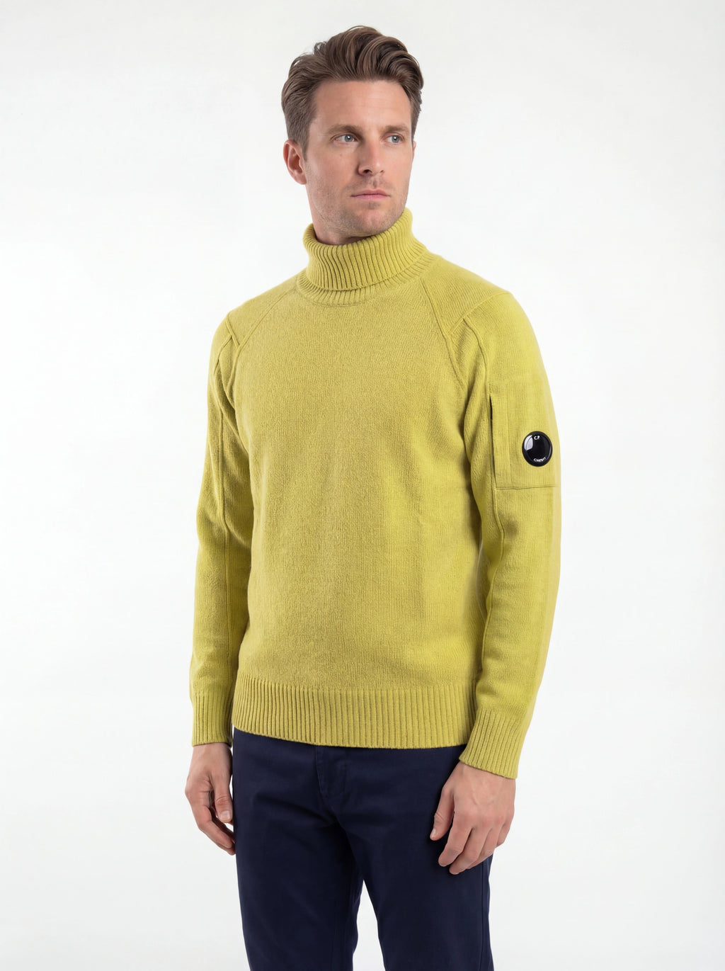 Modello indossa maglia collo alto cedro spalla raglan manica a rilievo C.P. Company da uomo