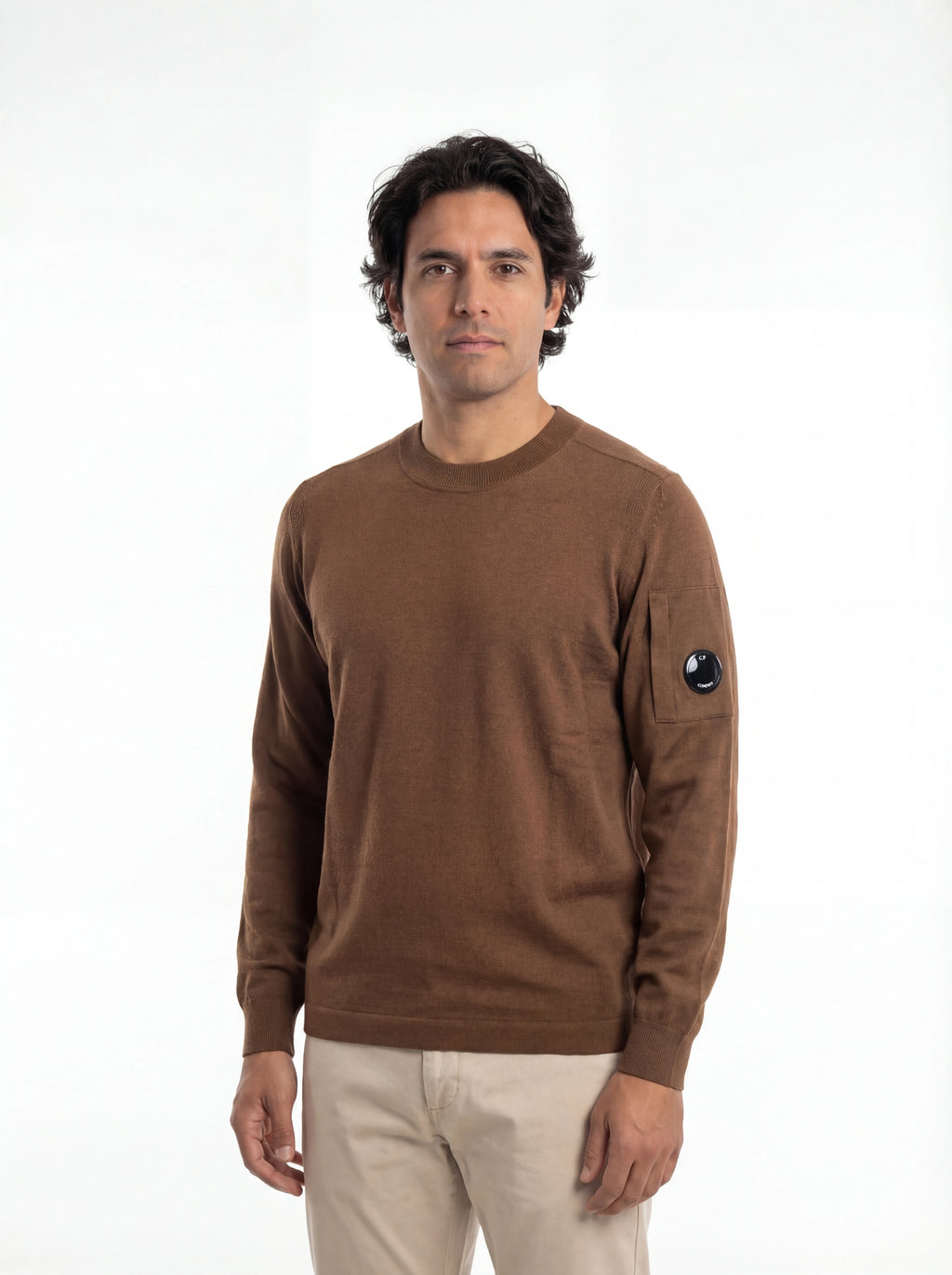 Modello indossa maglia girocollo bruciato taschino manica a rilievo C.P. Company da uomo