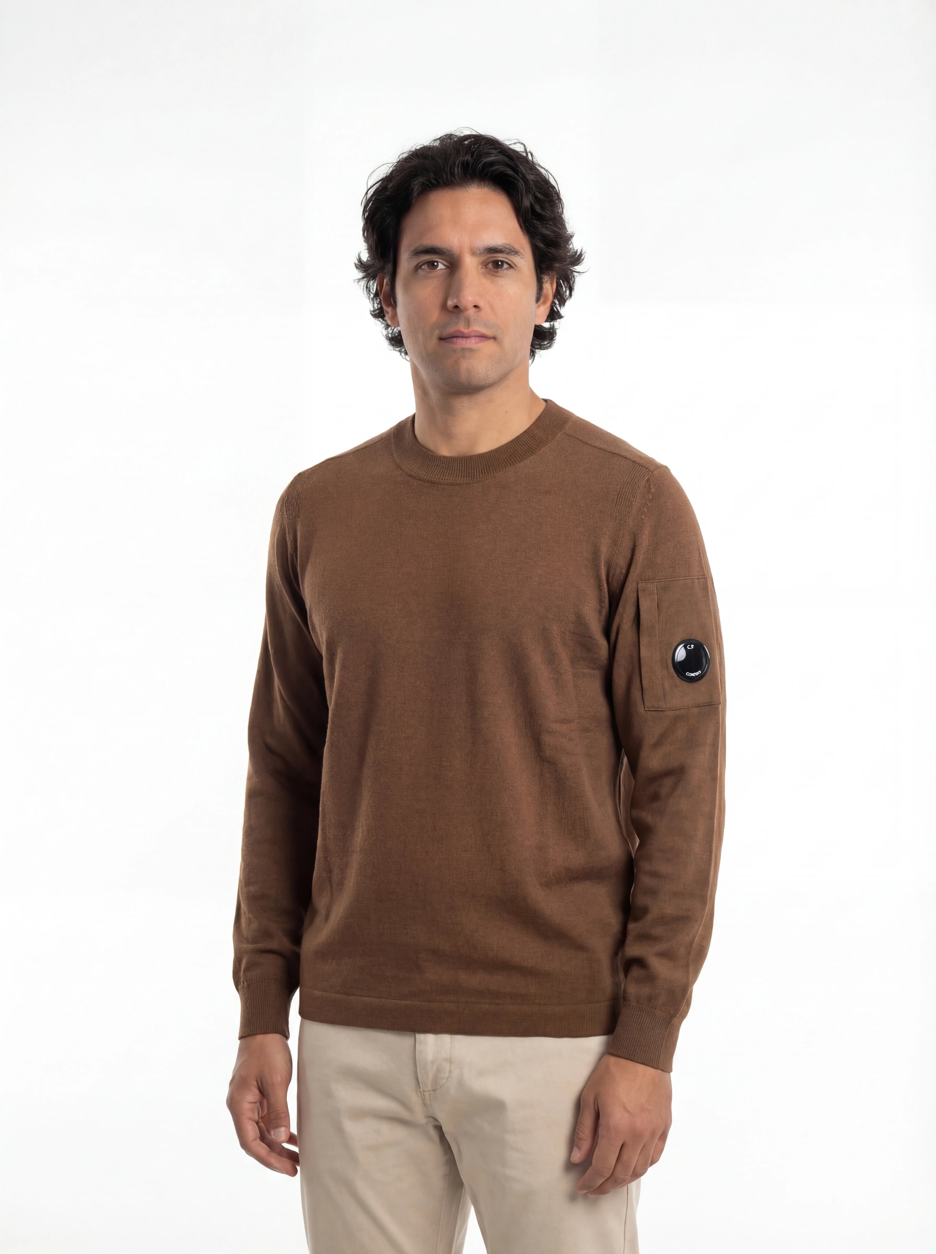 Modello indossa maglia girocollo bruciato taschino manica a rilievo C.P. Company da uomo