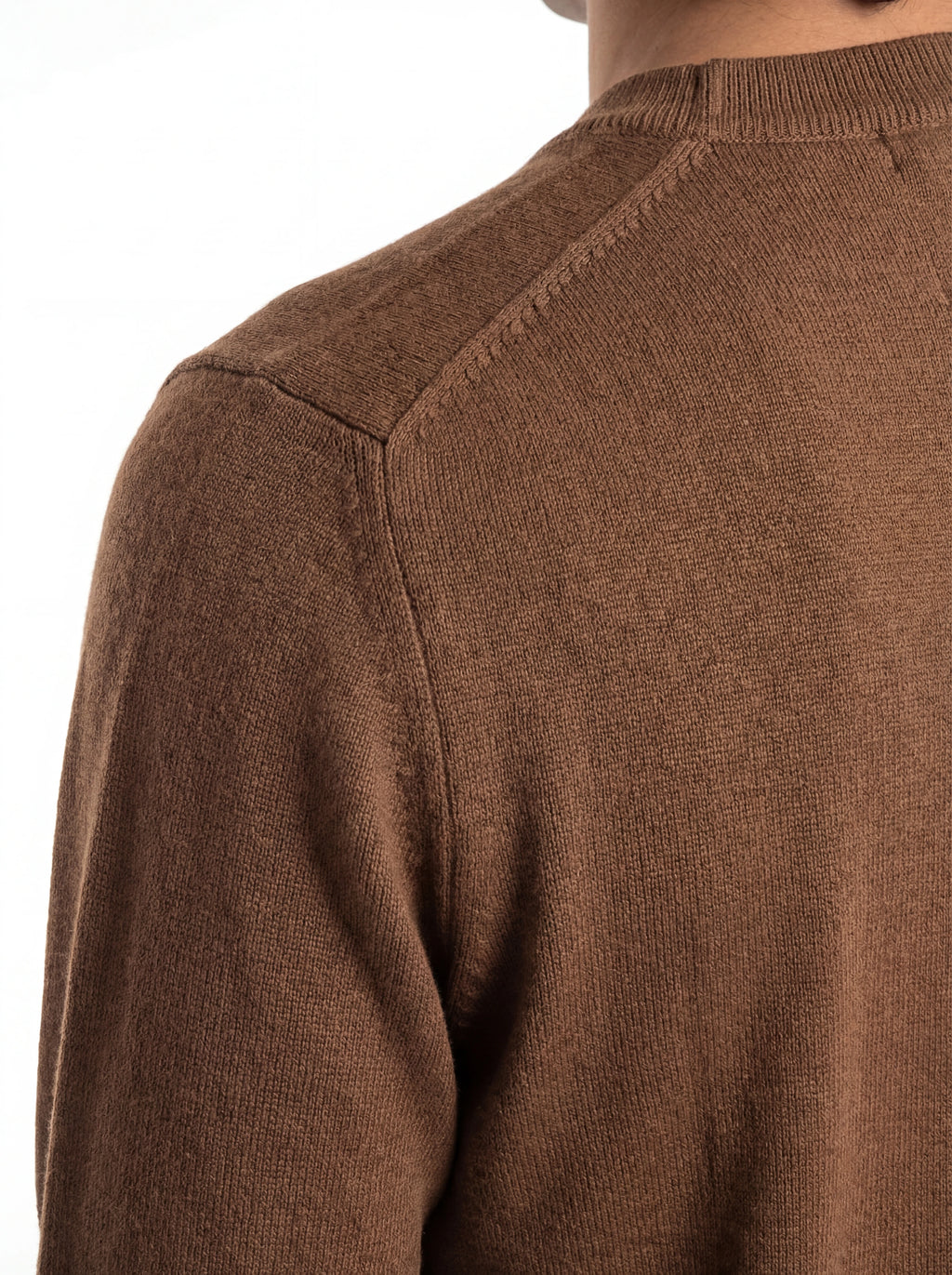 Close-up dettagli, maglia girocollo bruciato taschino manica a rilievo C.P. Company da uomo