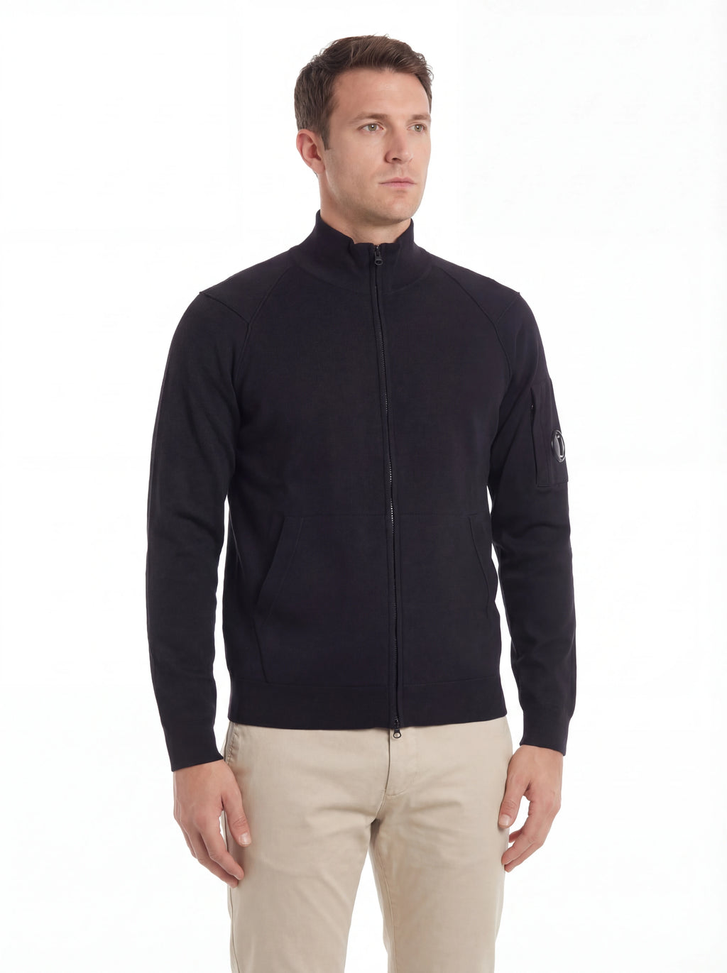 Modello indossa cardigan blu zip spalla raglan C.P. Company da uomo